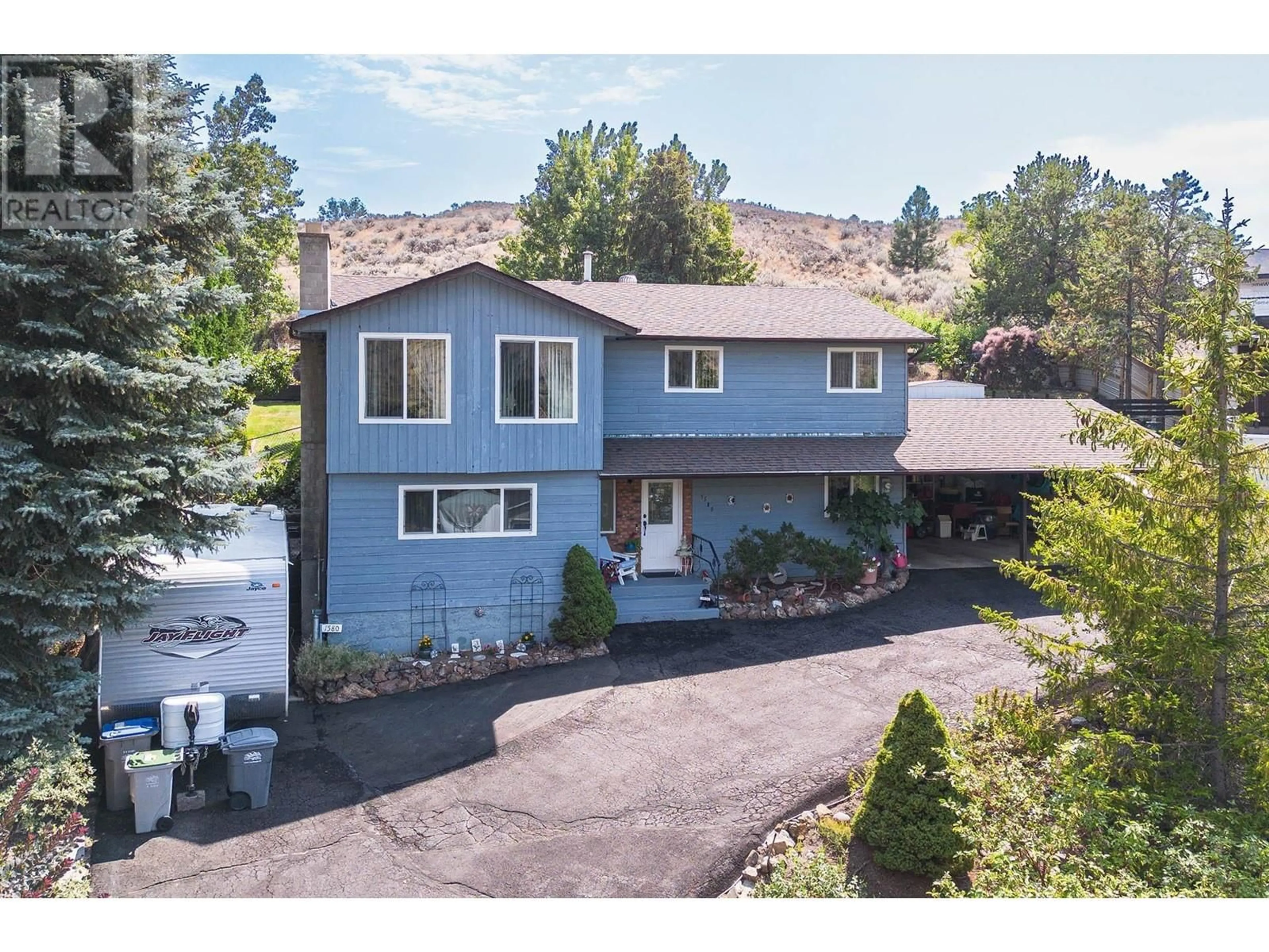 A pic from outside/outdoor area/front of a property/back of a property/a pic from drone, street for 1580 NAPIER PLACE, Kamloops British Columbia V2B7R9