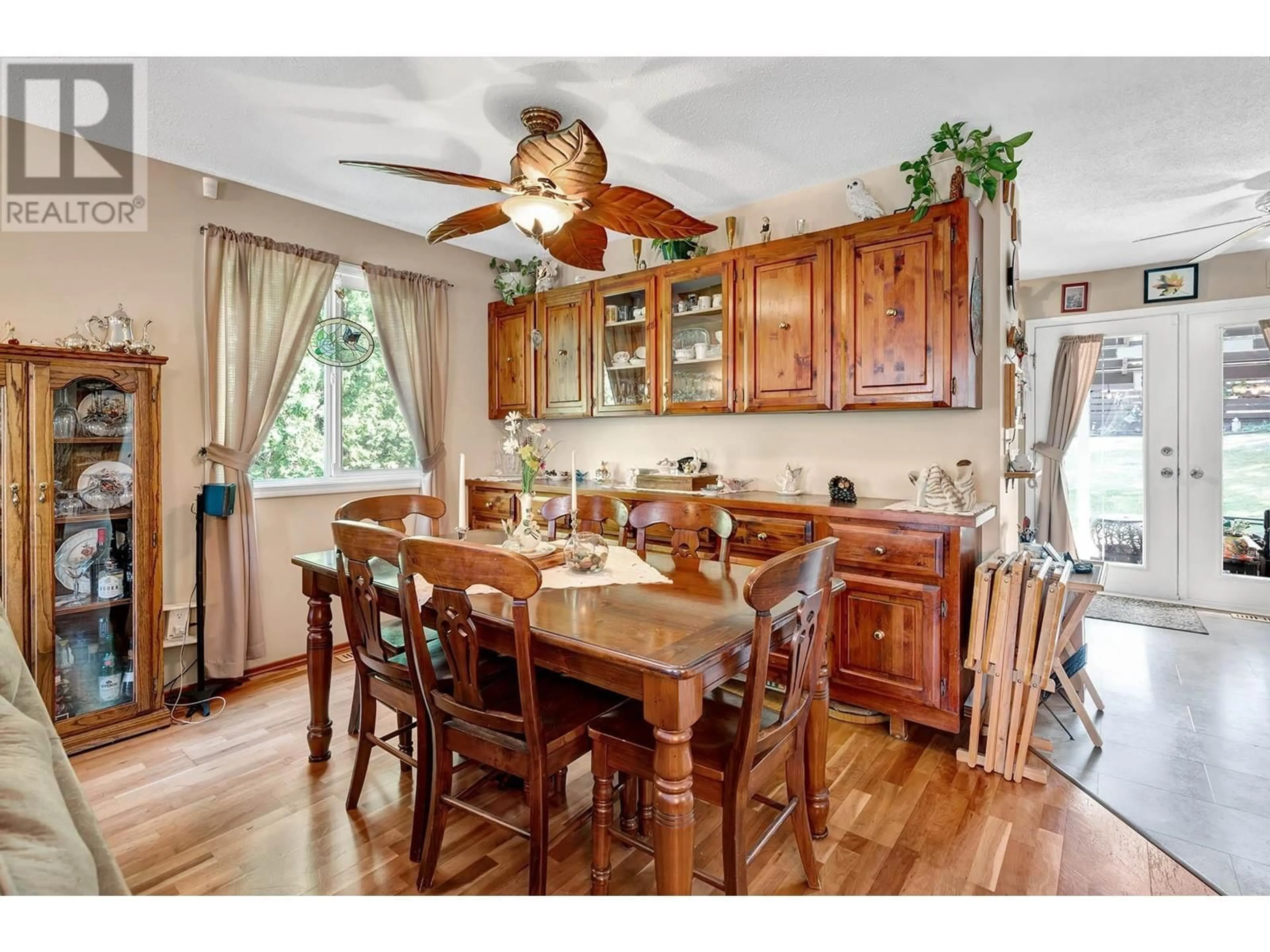 Open concept kitchen, wood/laminate floor for 1580 NAPIER PLACE, Kamloops British Columbia V2B7R9