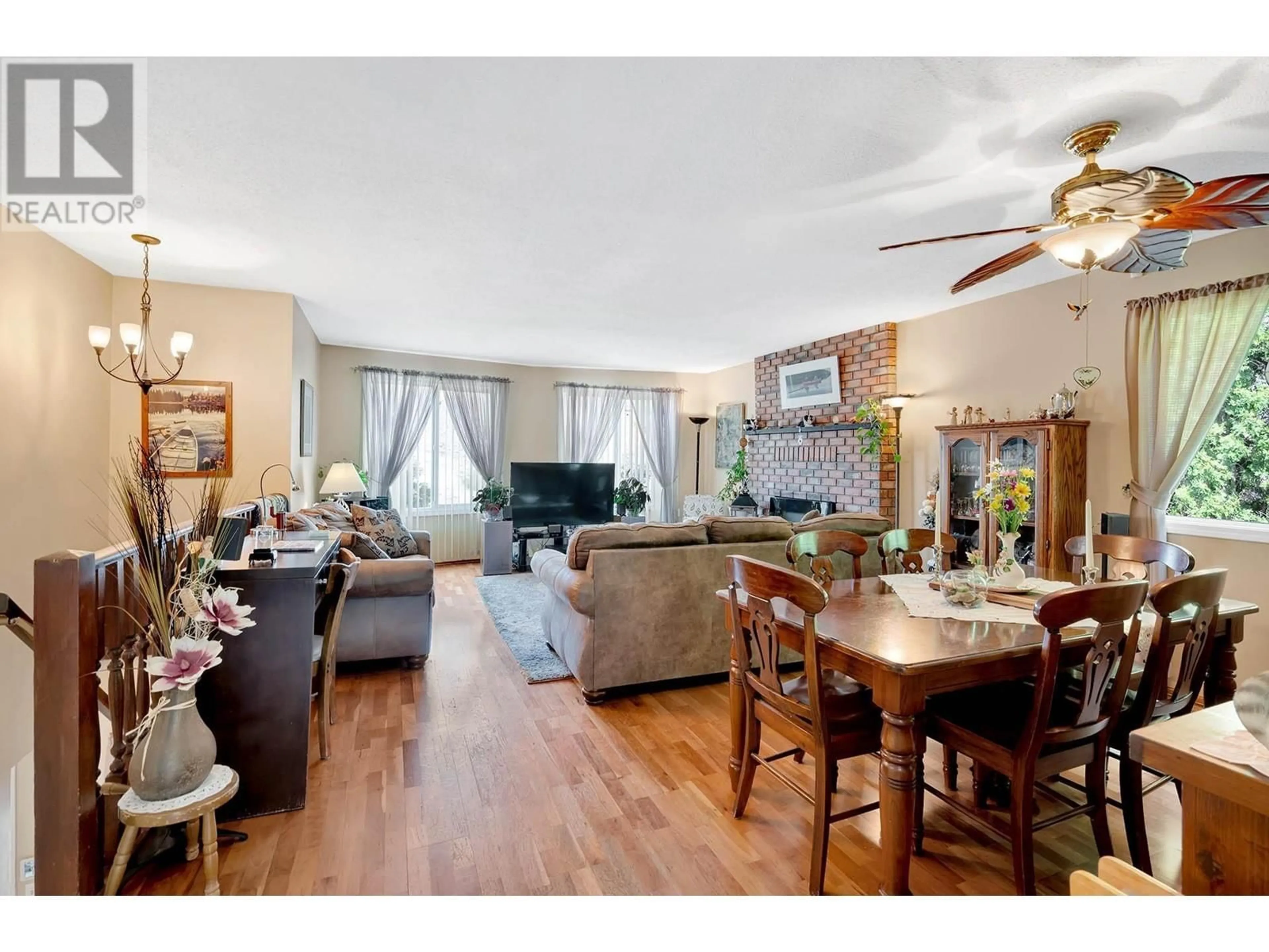Living room with furniture, wood/laminate floor for 1580 NAPIER PLACE, Kamloops British Columbia V2B7R9
