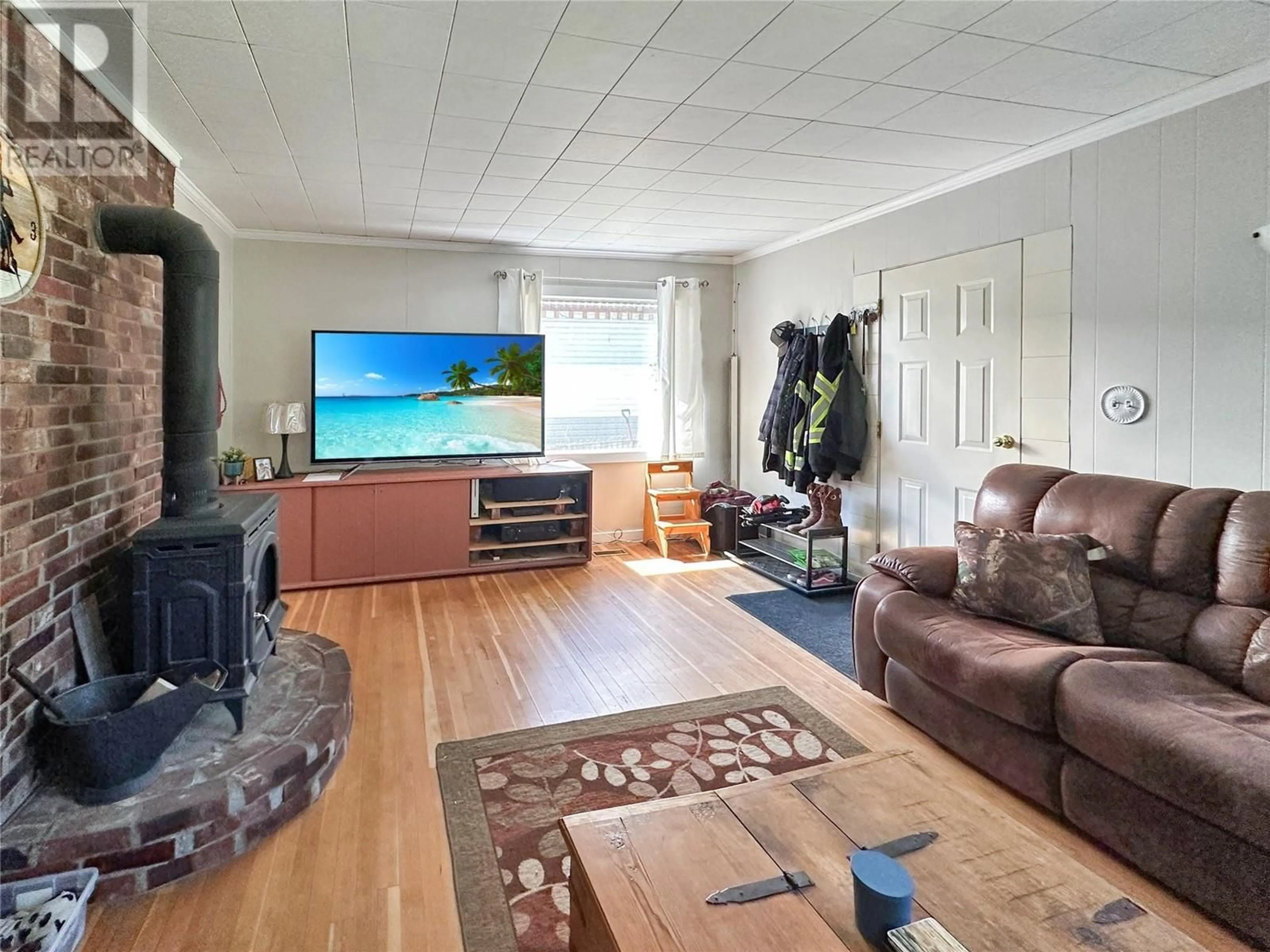 Living room with furniture, wood/laminate floor for 292 ANGELA AVENUE, Princeton British Columbia V0X1W0