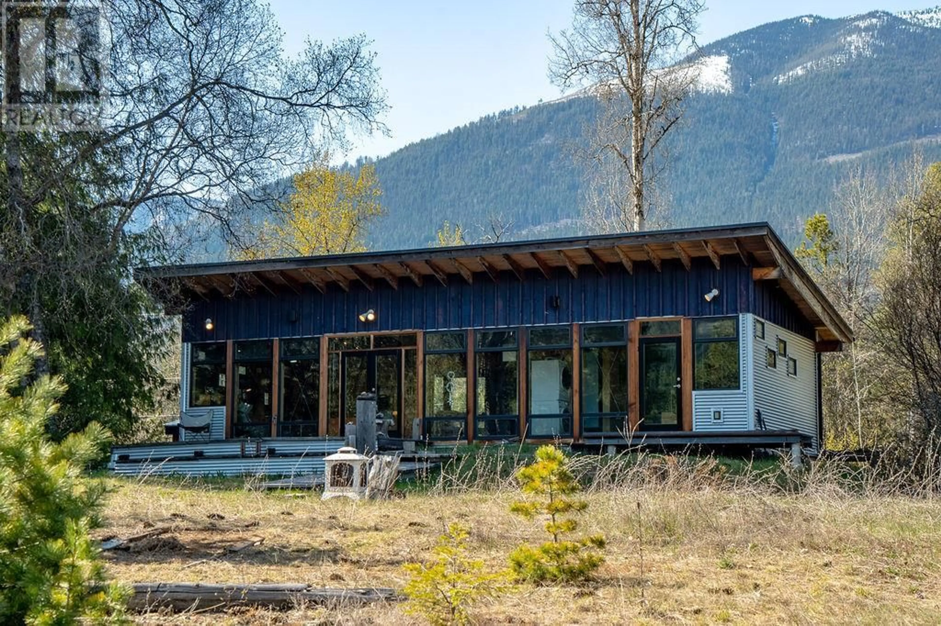 Patio, mountain view for 8902 BEACH STREET, Balfour British Columbia V0G1C0