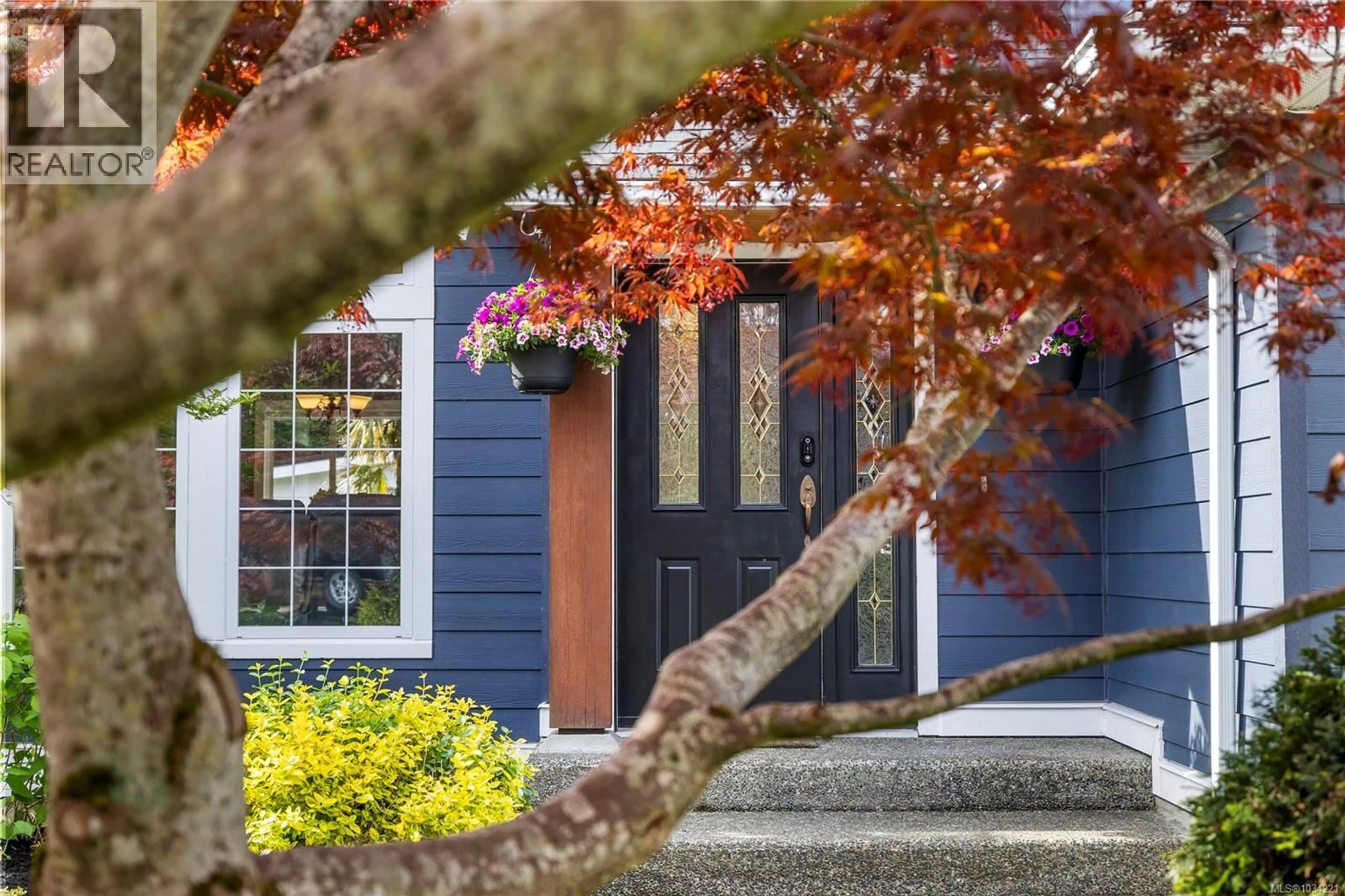 Home with vinyl exterior material, street for 763 ERMINESKIN AVENUE, Parksville British Columbia V9P2L5