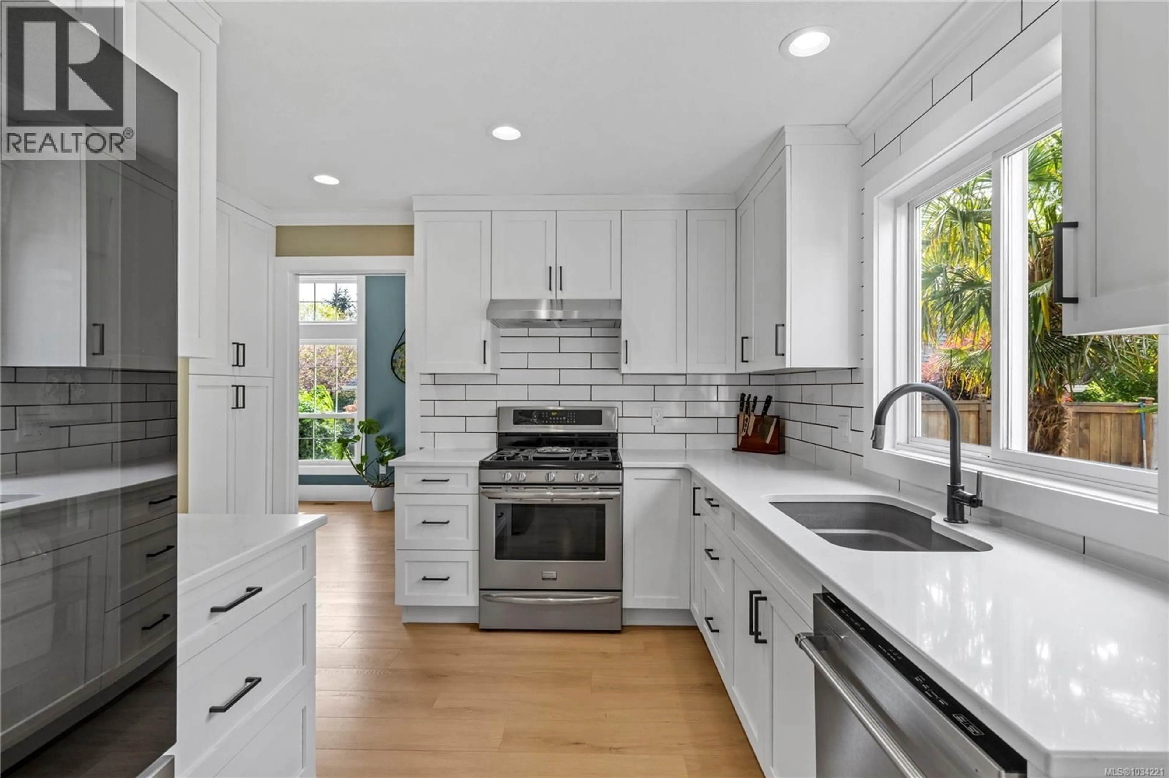 Open concept kitchen, ceramic/tile floor for 763 ERMINESKIN AVENUE, Parksville British Columbia V9P2L5