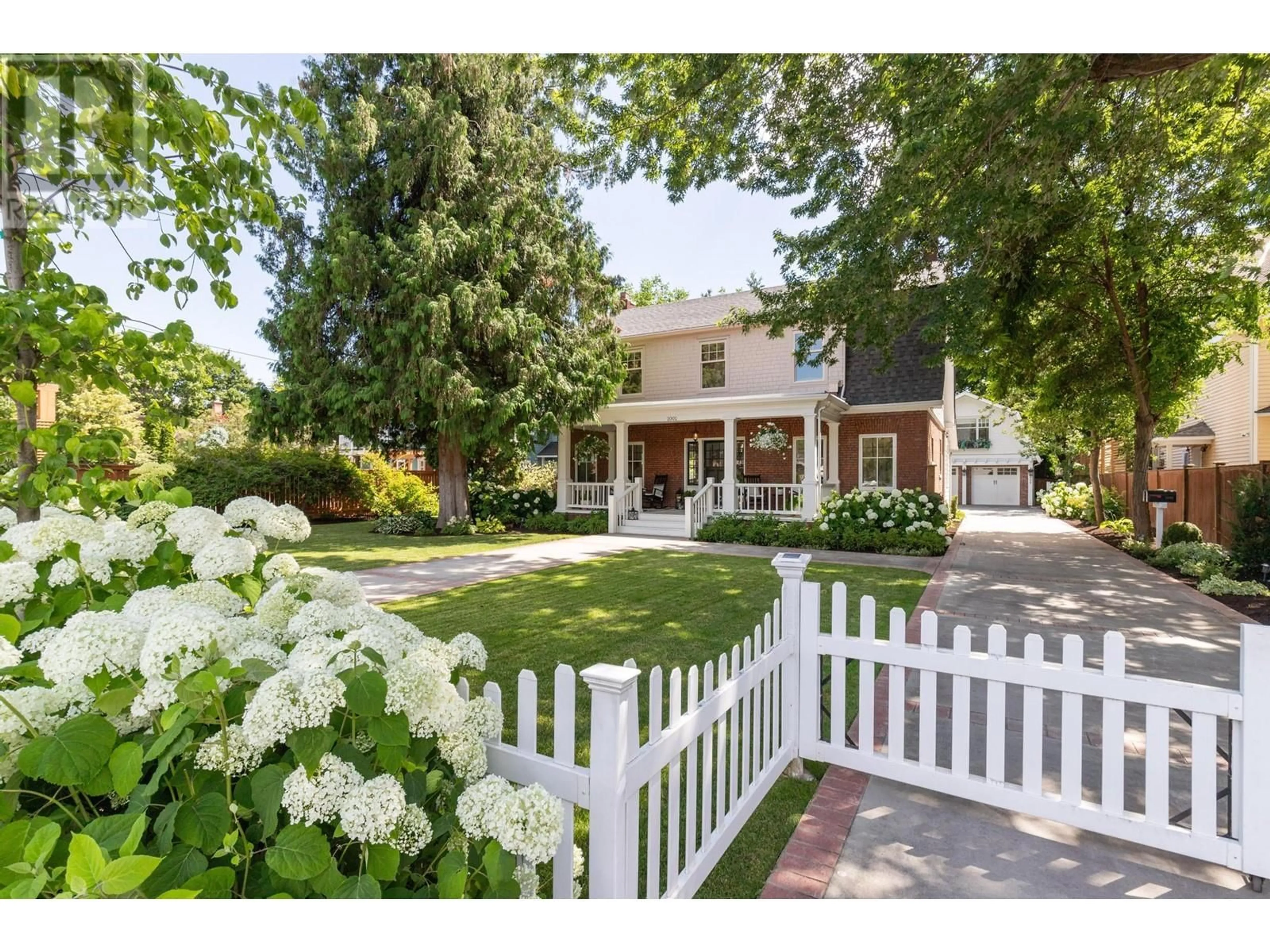 A pic from outside/outdoor area/front of a property/back of a property/a pic from drone, street for 1001 LAWRENCE AVENUE, Kelowna British Columbia V1Y6M3
