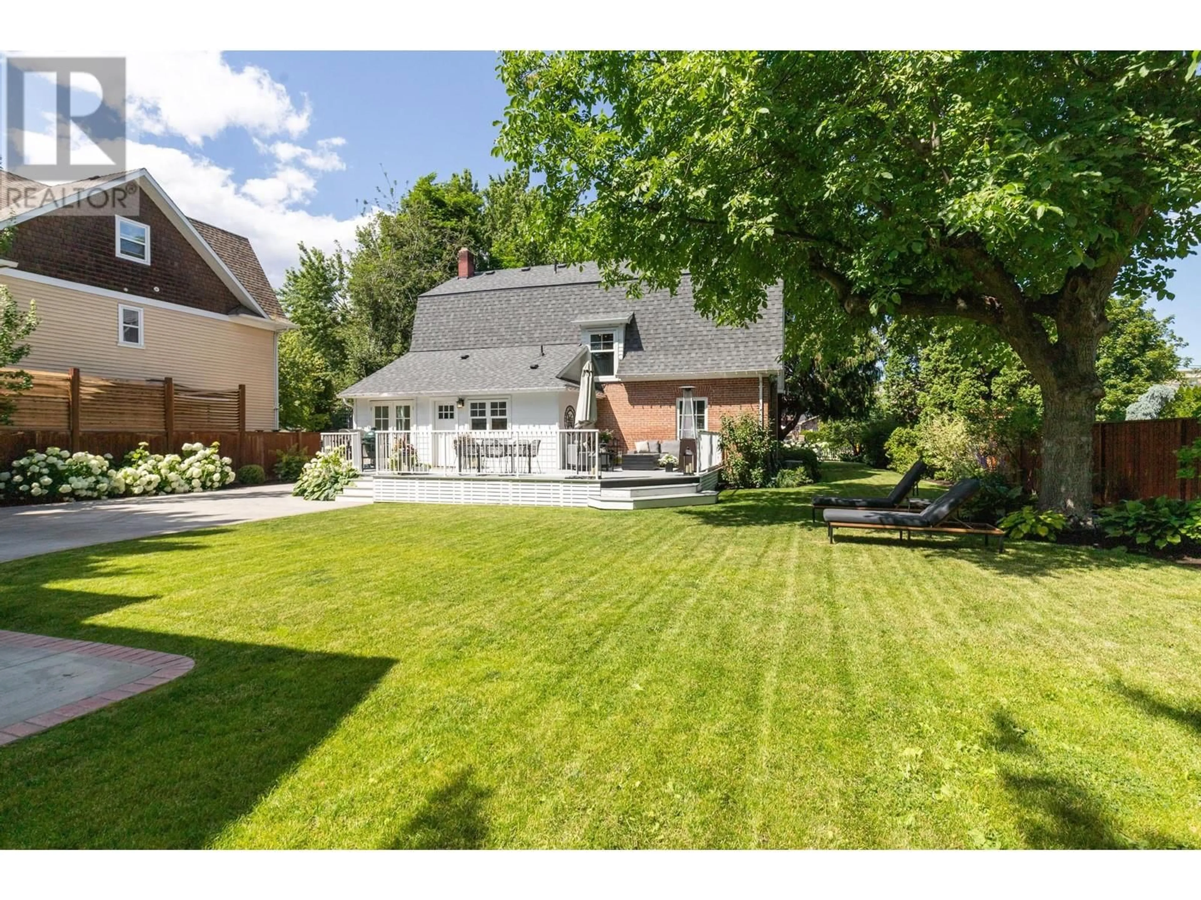 A pic from outside/outdoor area/front of a property/back of a property/a pic from drone, street for 1001 LAWRENCE AVENUE, Kelowna British Columbia V1Y6M3