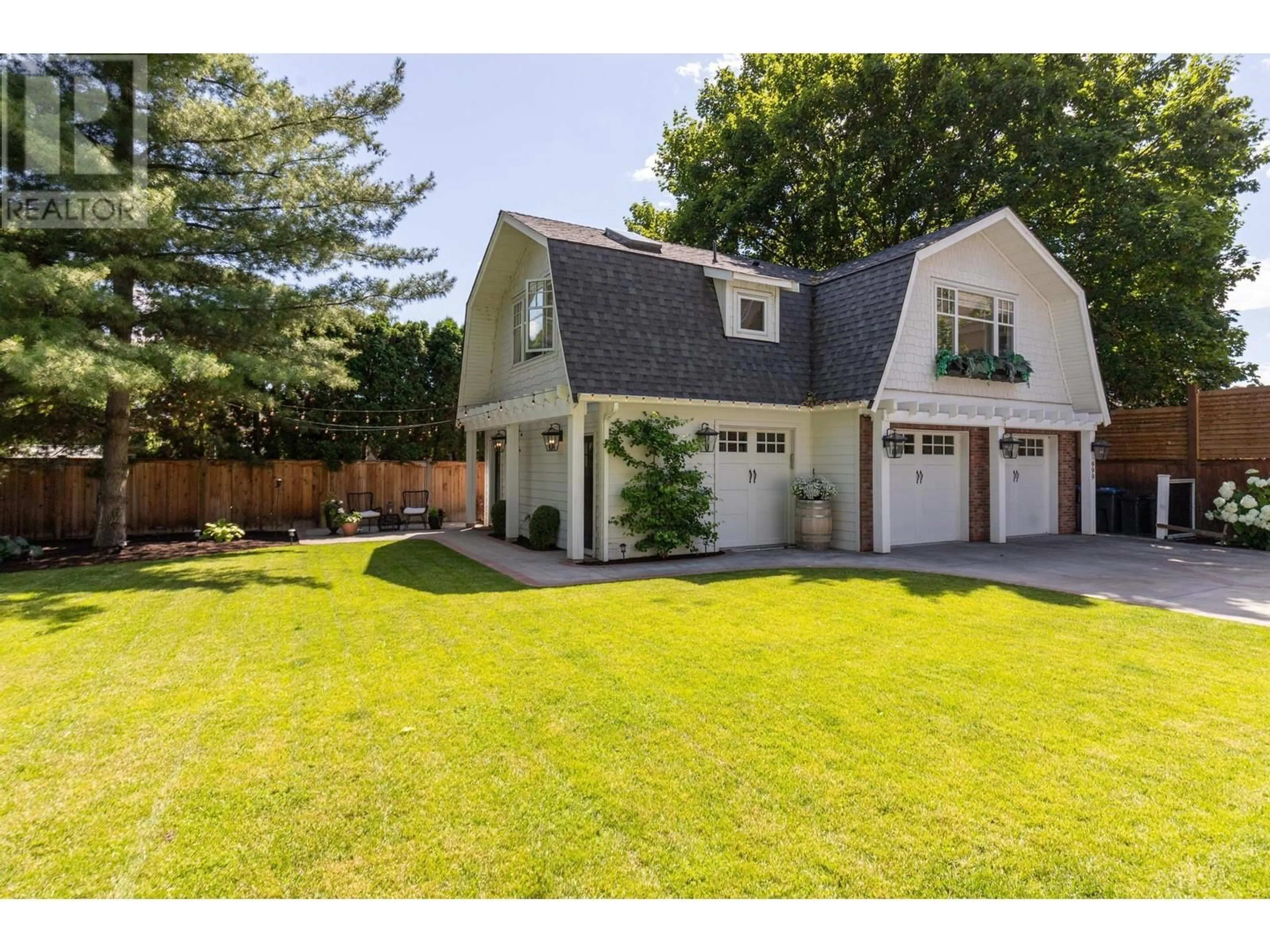 Home with vinyl exterior material, street for 1001 LAWRENCE AVENUE, Kelowna British Columbia V1Y6M3