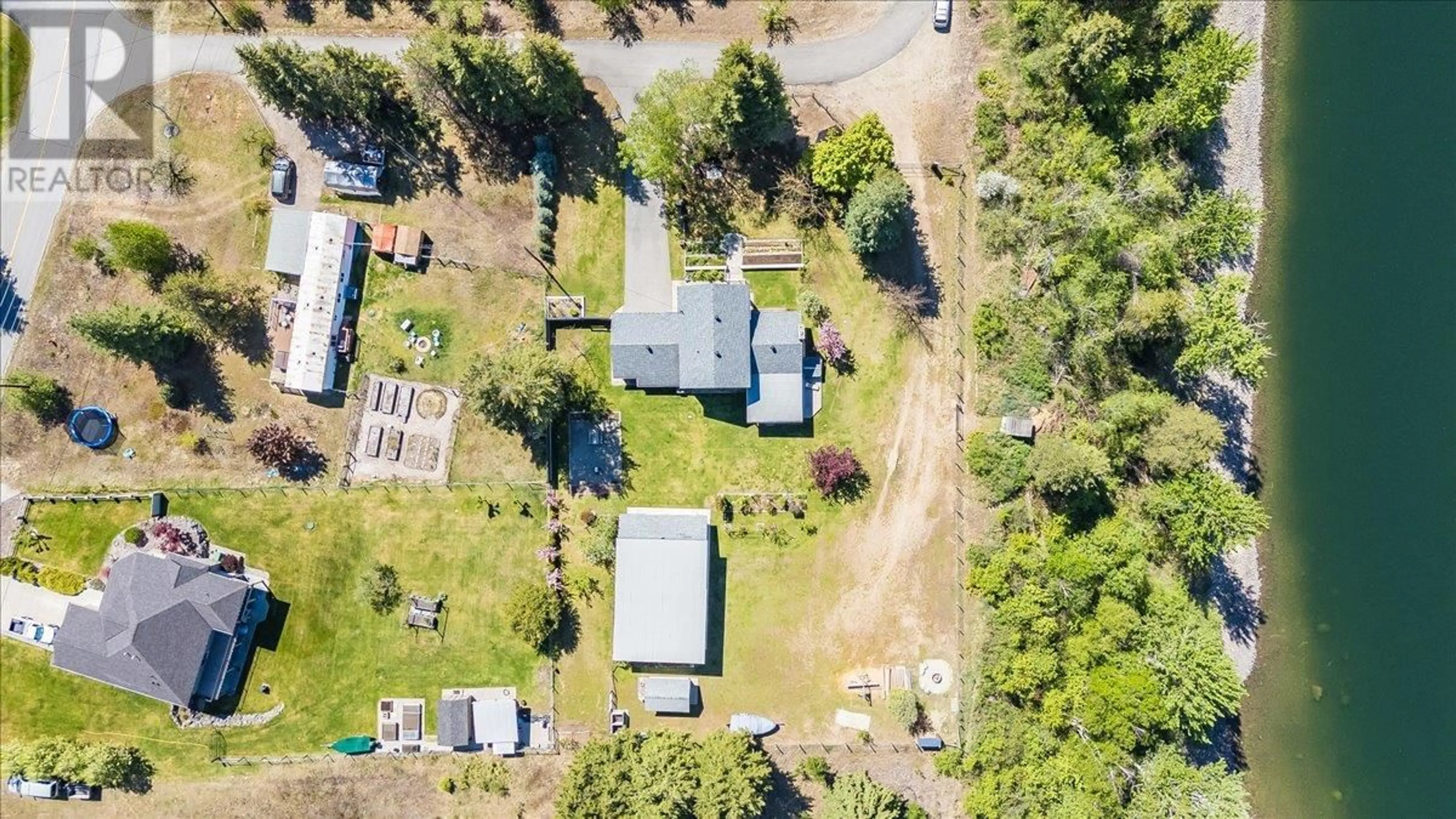 A pic from outside/outdoor area/front of a property/back of a property/a pic from drone, street for 887 WATERLOO ROAD, Castlegar British Columbia V1N4K8