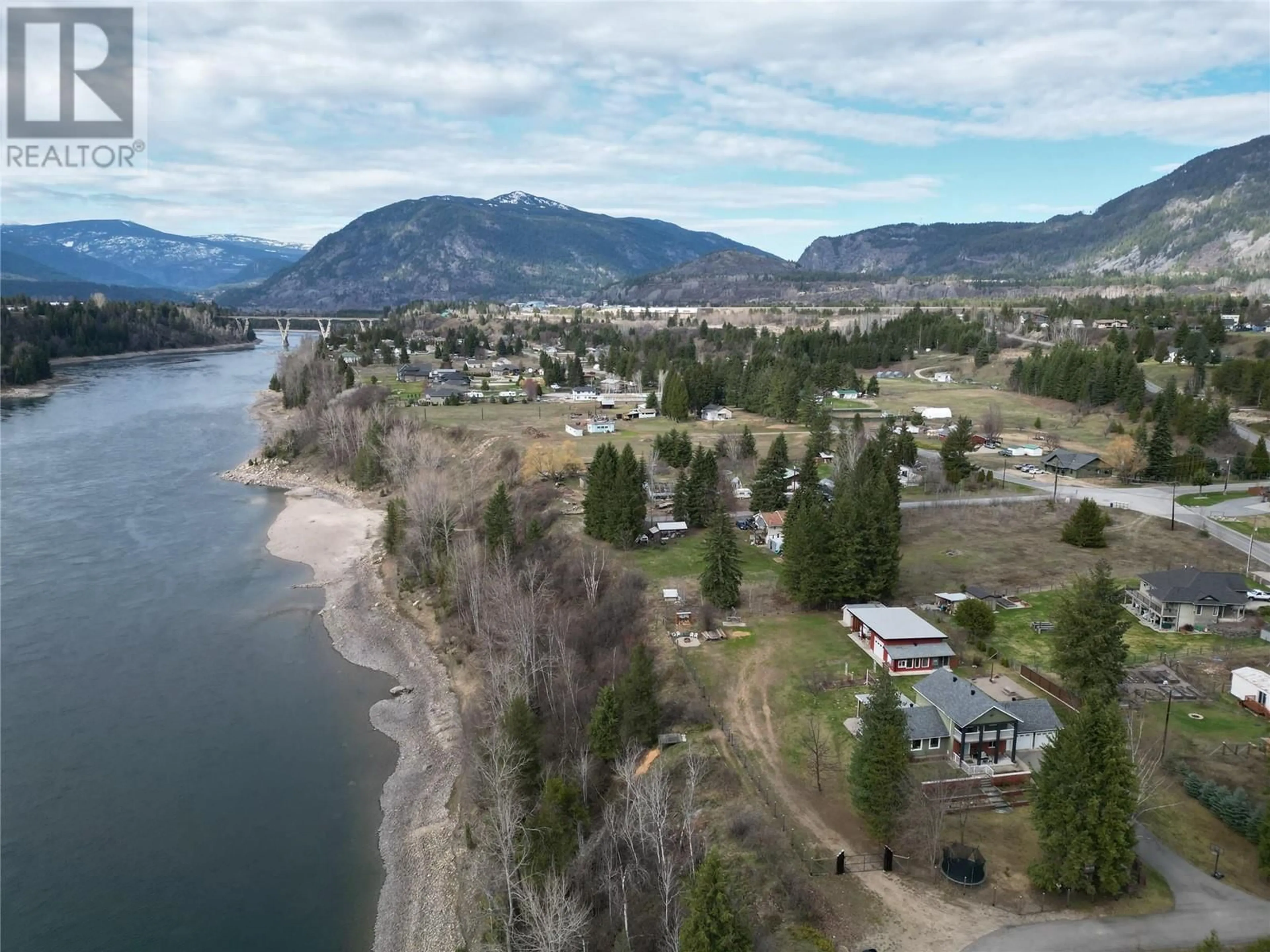 A pic from outside/outdoor area/front of a property/back of a property/a pic from drone, water/lake/river/ocean view for 887 WATERLOO ROAD, Castlegar British Columbia V1N4K8