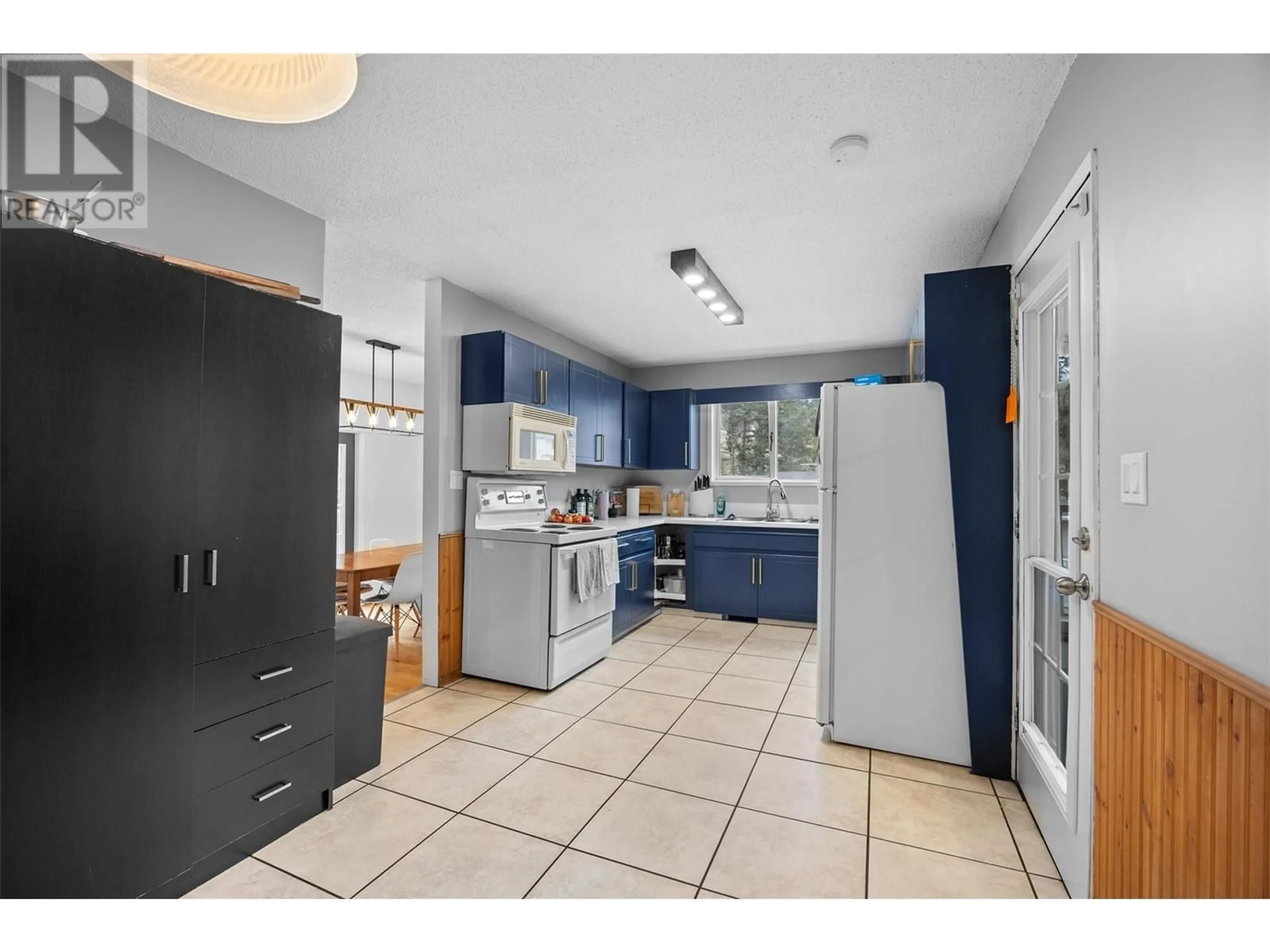 Open concept kitchen, ceramic/tile floor for 37 BRECCIA DRIVE, Logan Lake British Columbia V0K1W0