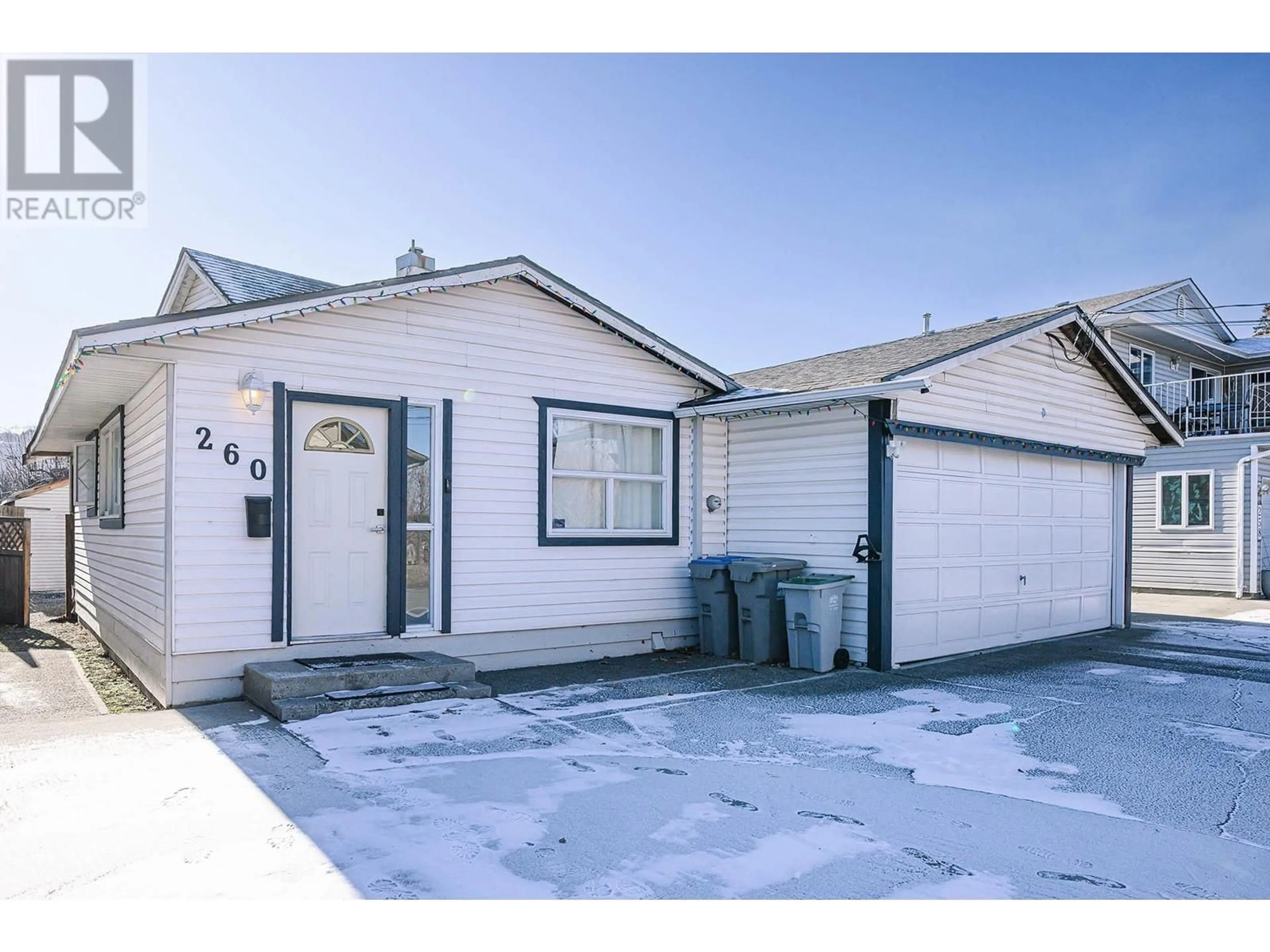 Home with vinyl exterior material, street for 260 TAMARACK AVENUE, Kamloops British Columbia V2B1G7