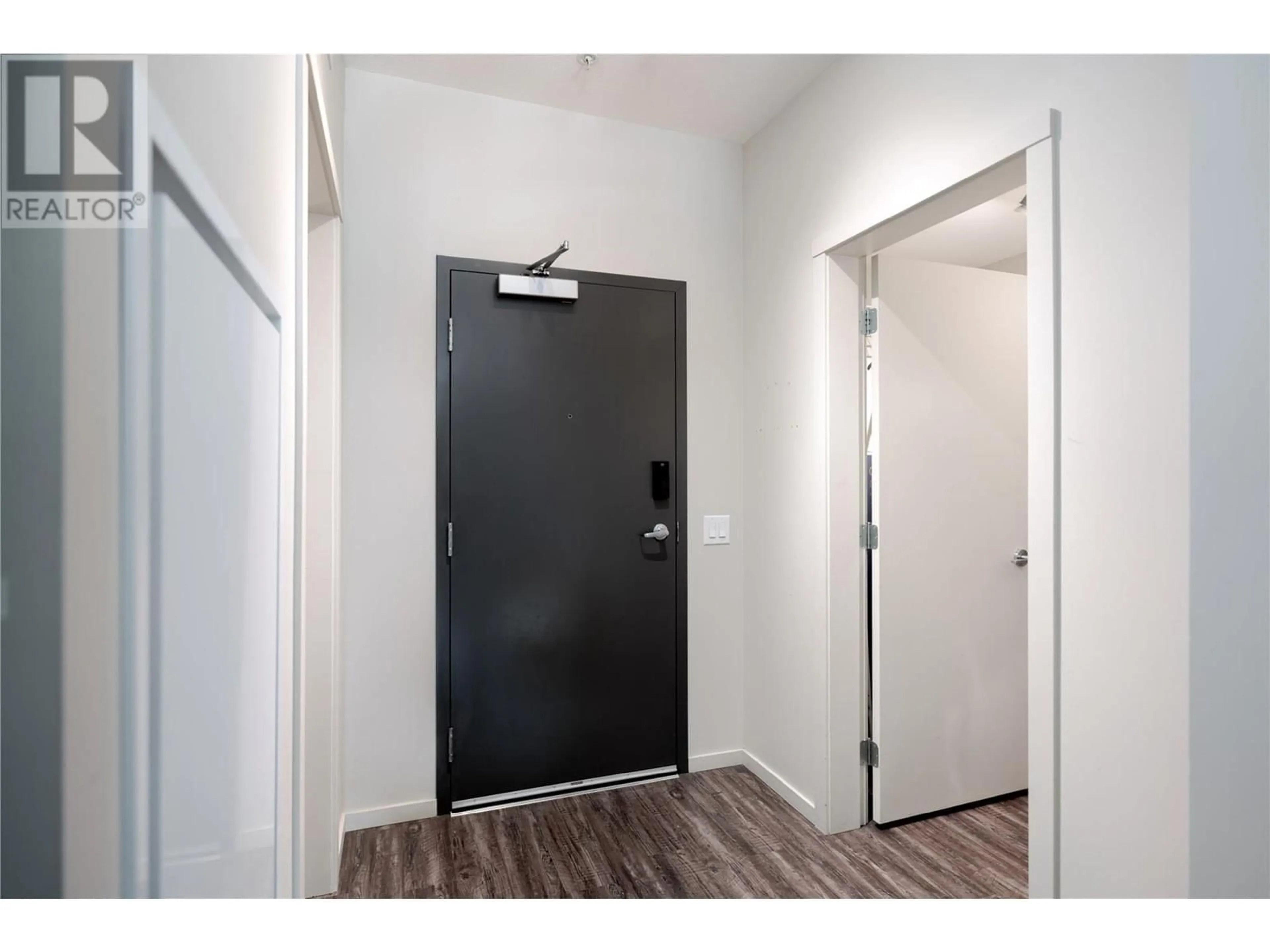 Indoor entryway for 413 - 1290 ST PAUL STREET, Kelowna British Columbia V1Y2C9