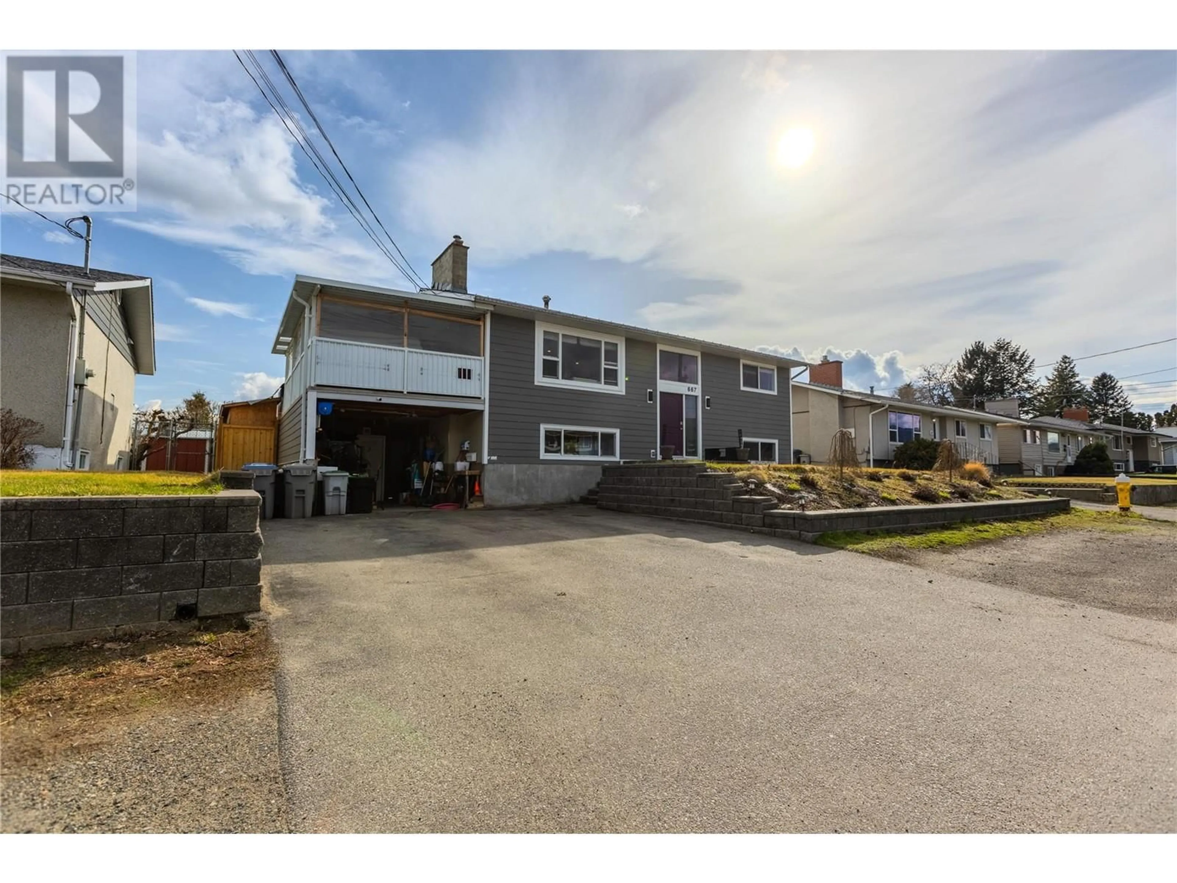 A pic from outside/outdoor area/front of a property/back of a property/a pic from drone, street for 667 CUMBERLAND AVENUE, Kamloops British Columbia V2B1Z1