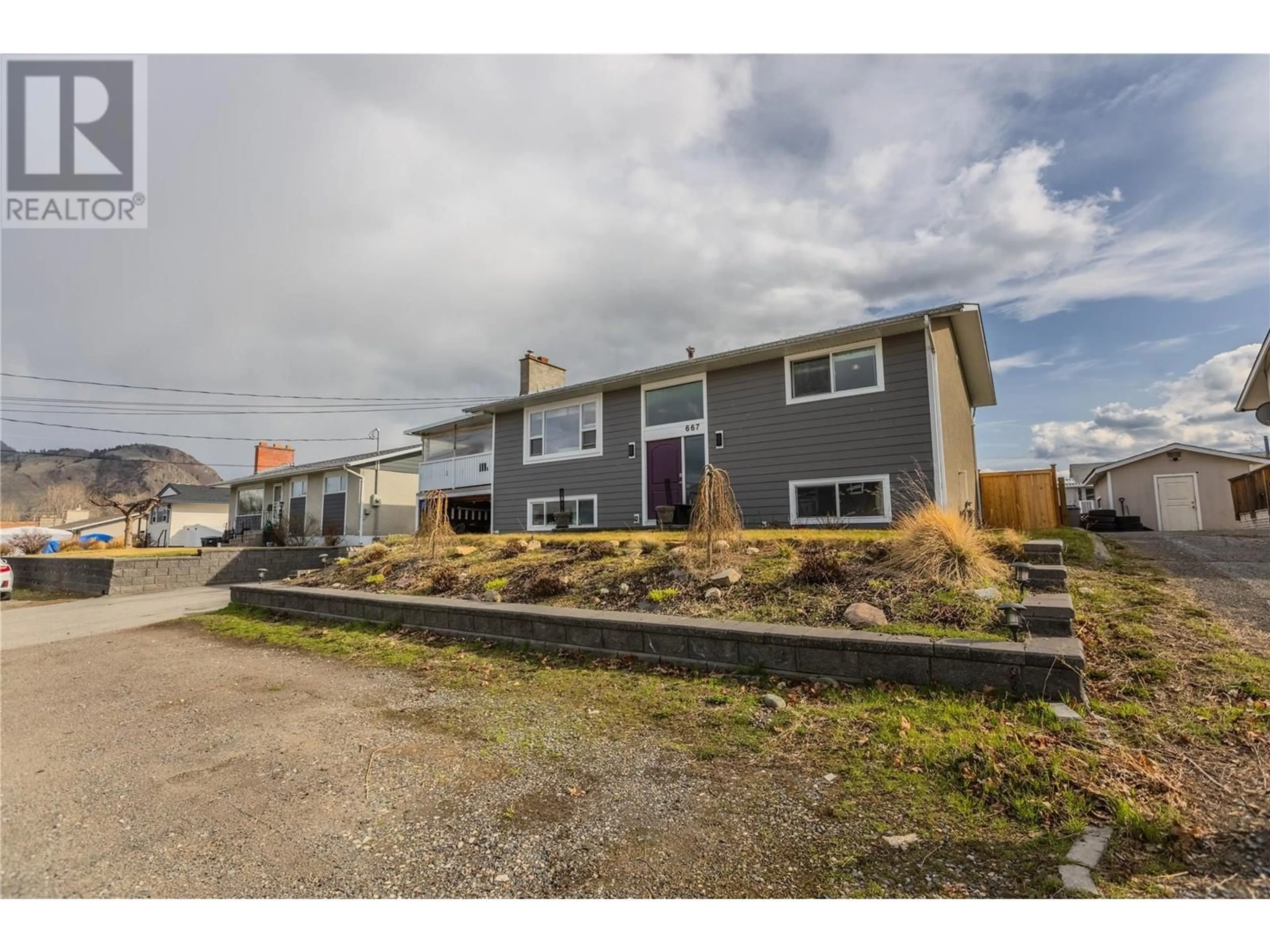 A pic from outside/outdoor area/front of a property/back of a property/a pic from drone, street for 667 CUMBERLAND AVENUE, Kamloops British Columbia V2B1Z1