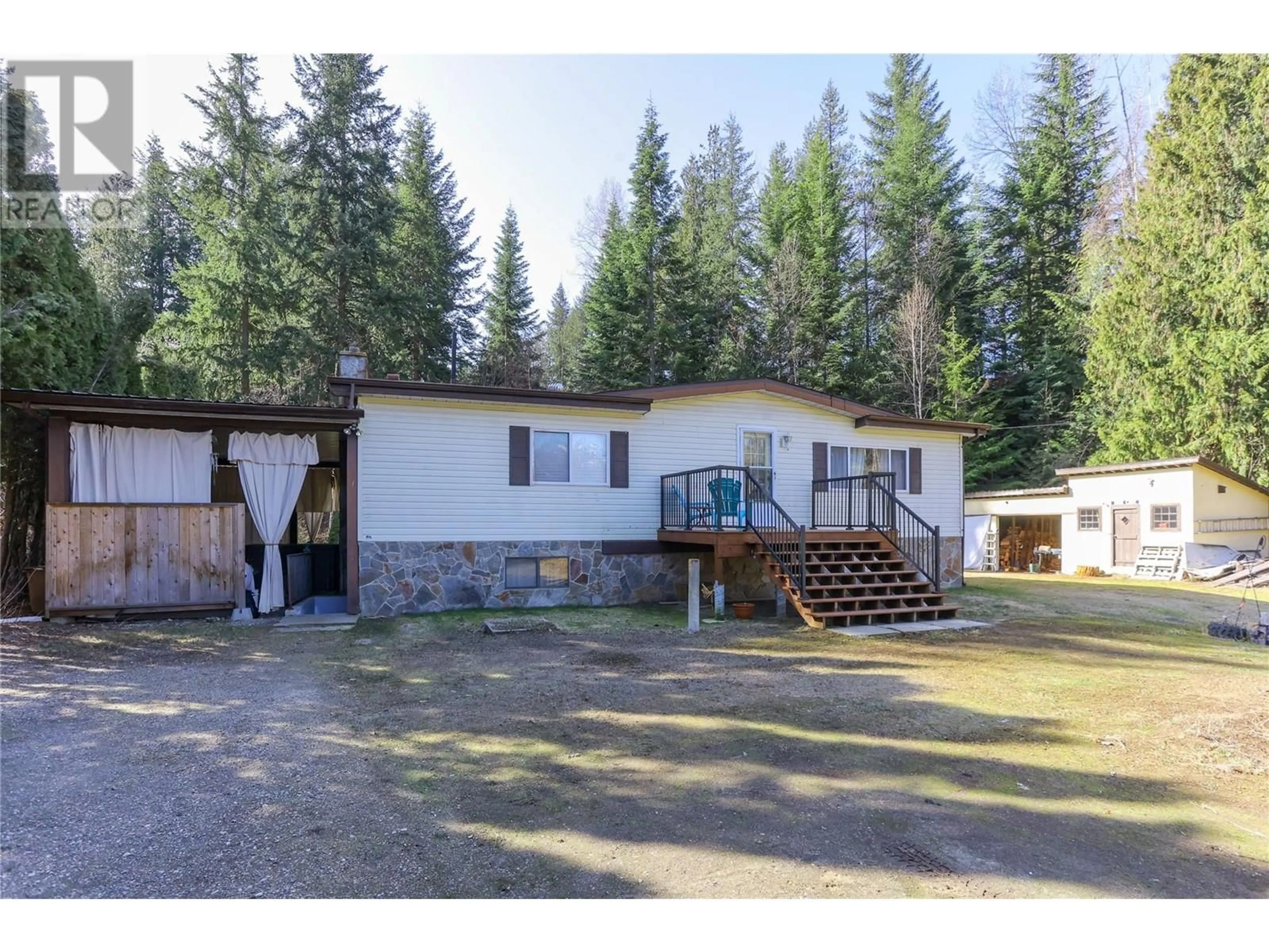 A pic from outside/outdoor area/front of a property/back of a property/a pic from drone, unknown for 4366 POPLAR RIDGE CRESCENT, Crescent Valley British Columbia V0G1H1