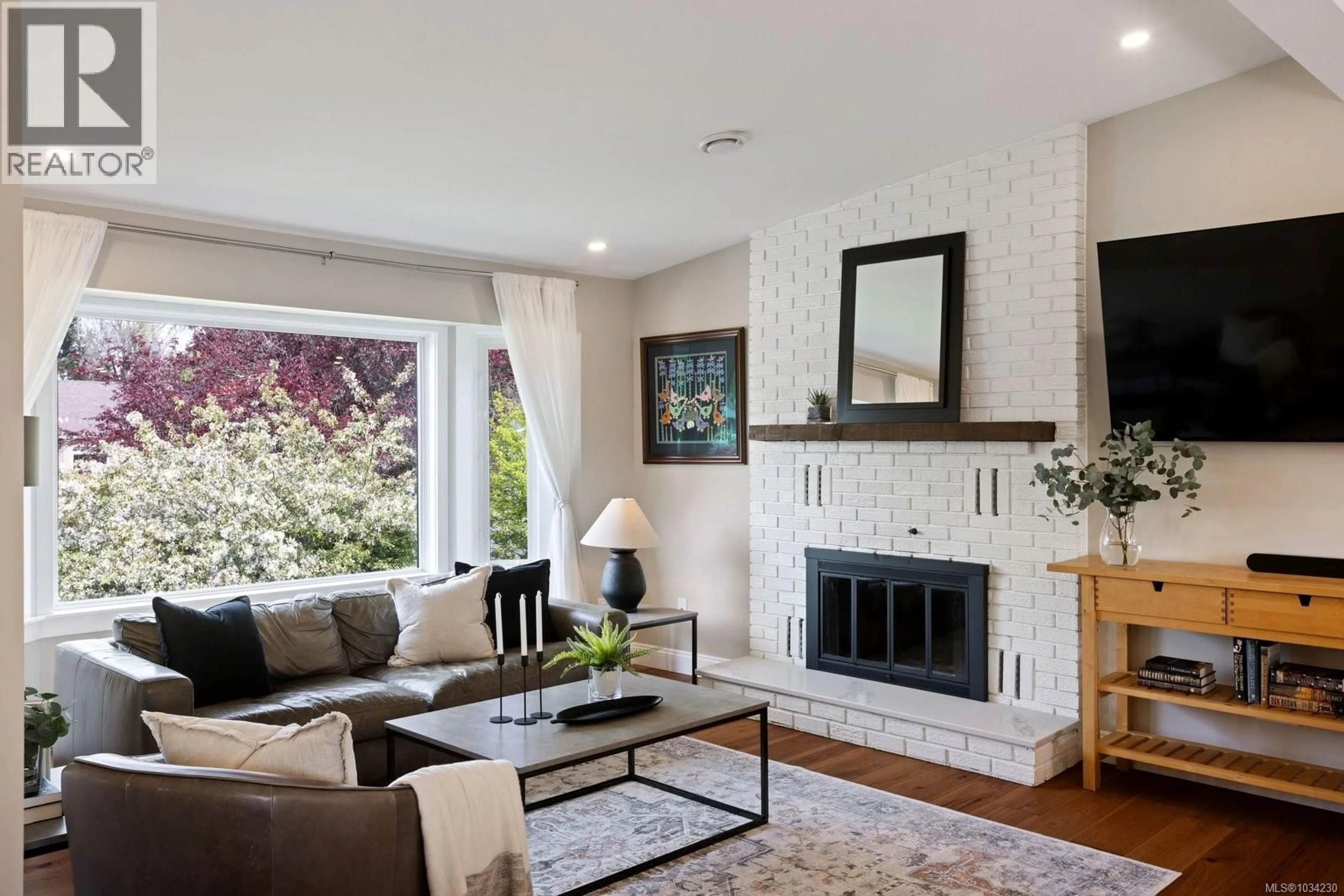 Living room with furniture, unknown for 2051 NORTHBROOK DRIVE, Sidney British Columbia V8L4J3