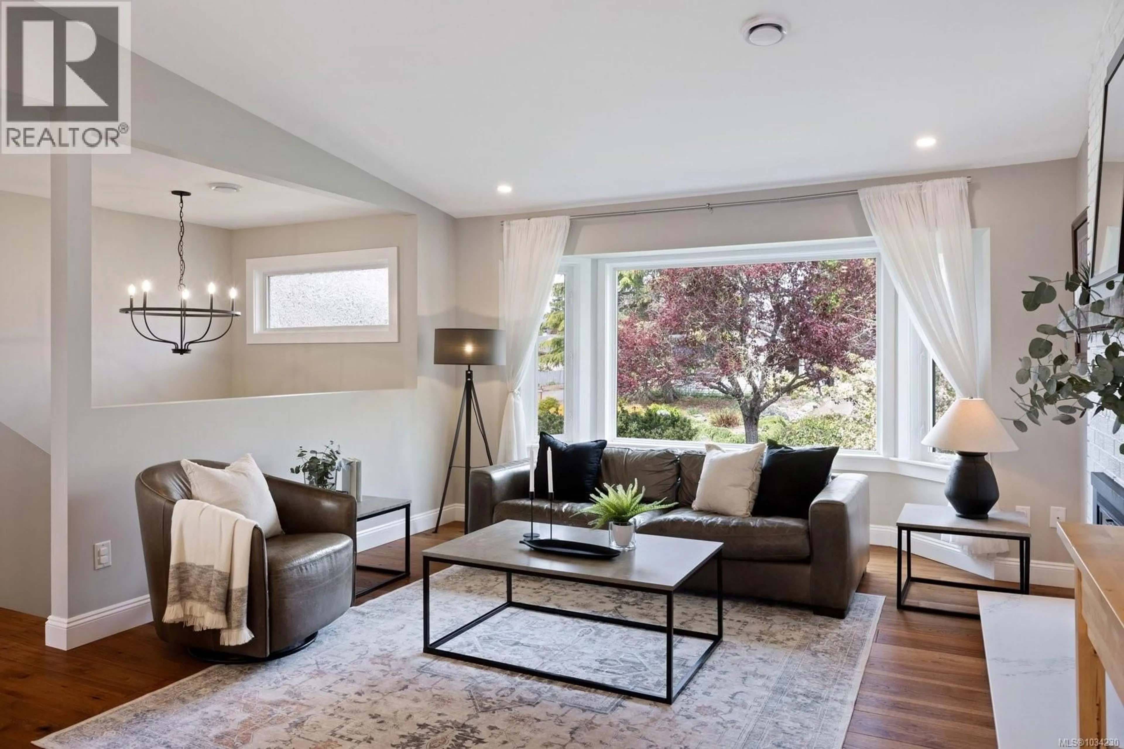 Living room with furniture, unknown for 2051 NORTHBROOK DRIVE, Sidney British Columbia V8L4J3