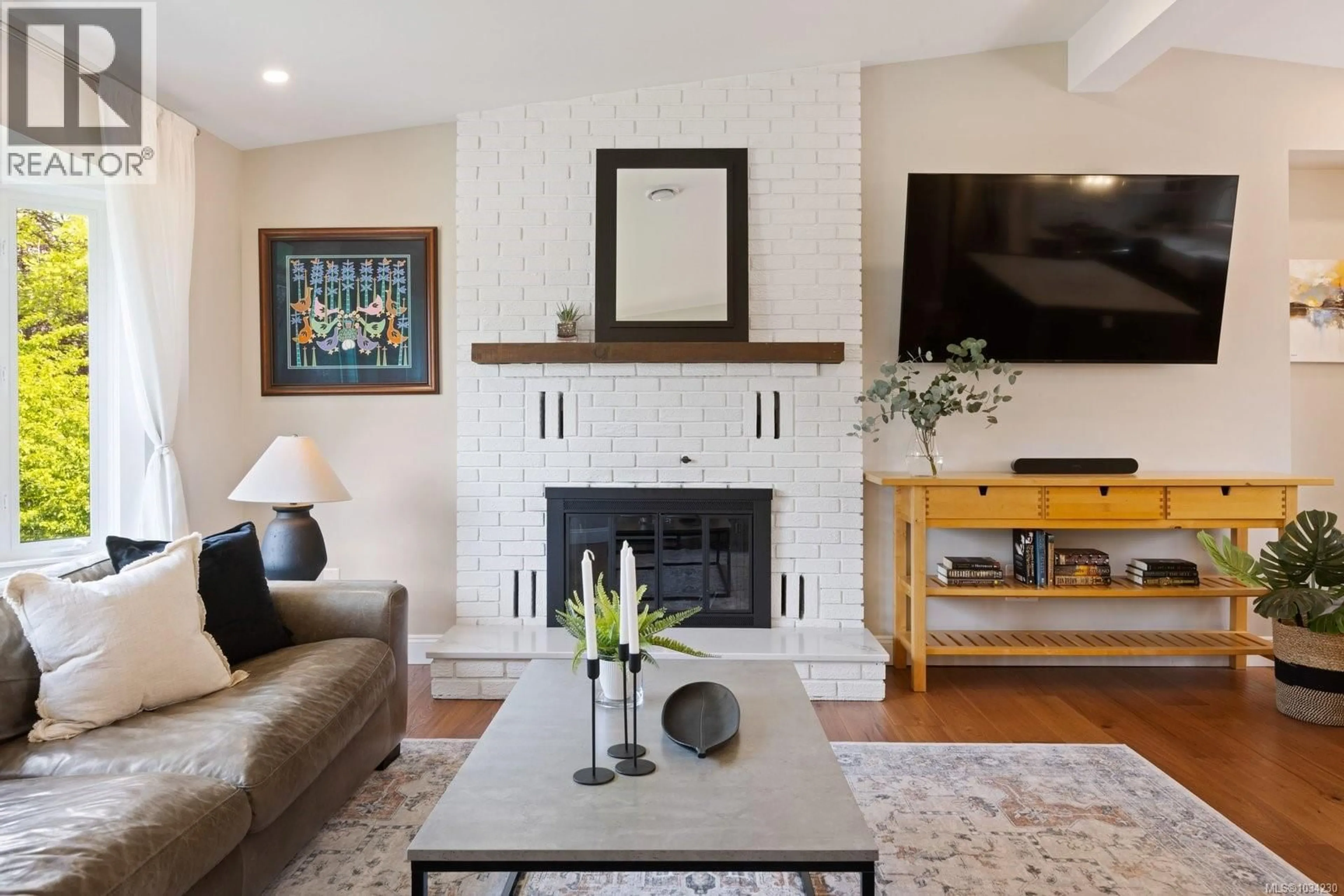 Living room with furniture, unknown for 2051 NORTHBROOK DRIVE, Sidney British Columbia V8L4J3