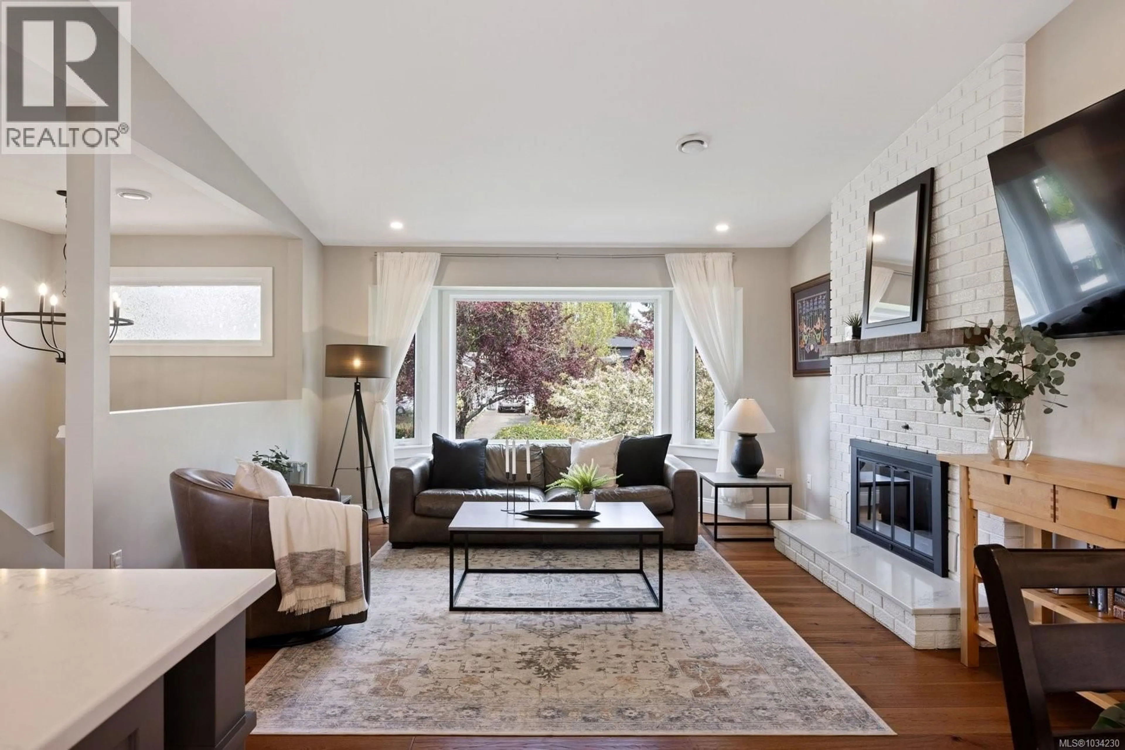 Living room with furniture, unknown for 2051 NORTHBROOK DRIVE, Sidney British Columbia V8L4J3
