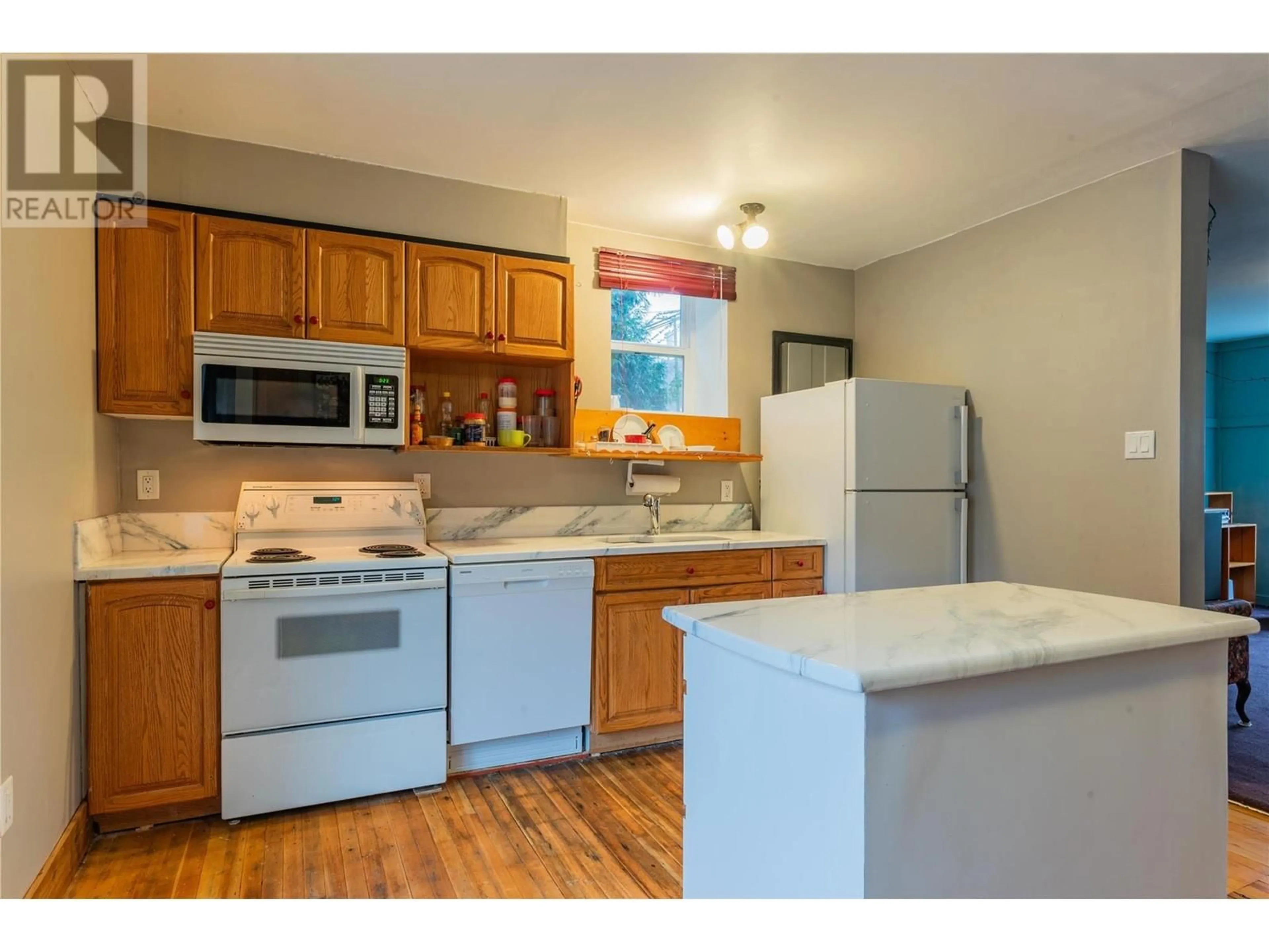 Standard kitchen, wood/laminate floor for 1662 COLUMBIA AVENUE, Trail British Columbia V1R1K2