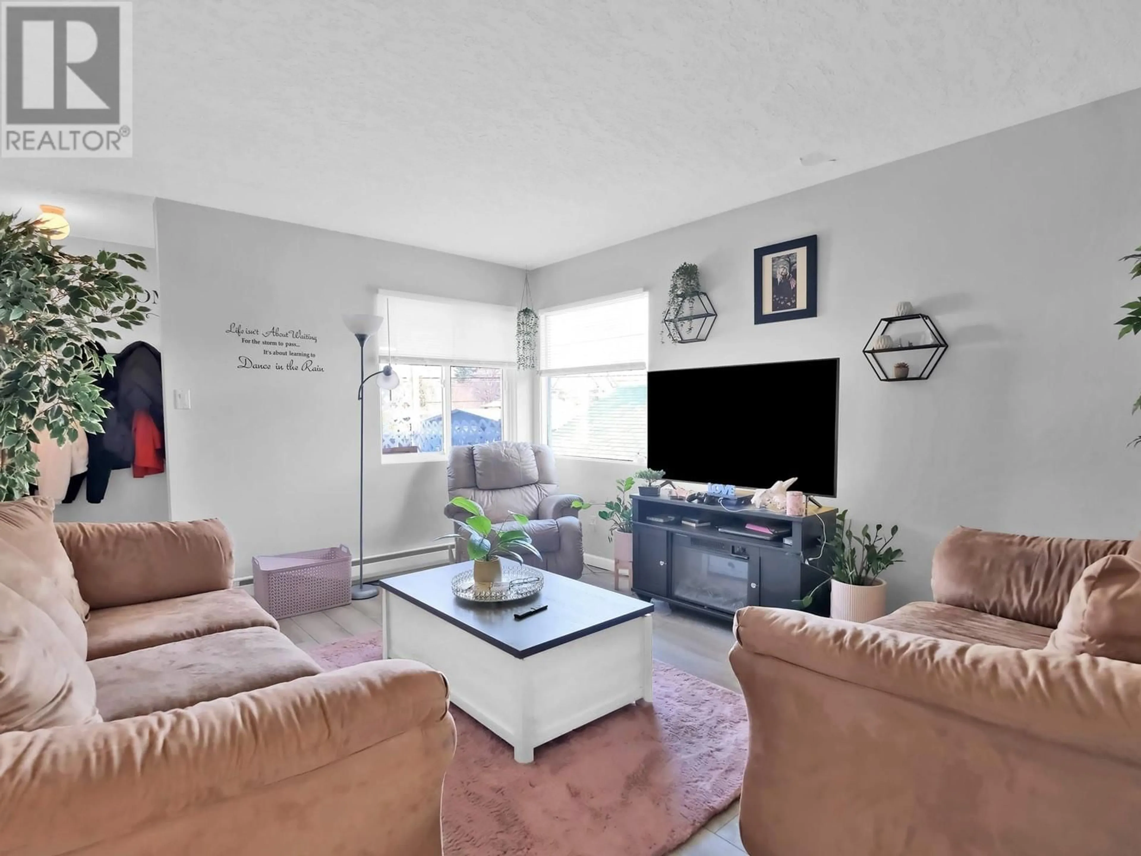 Living room with furniture, unknown for 654 WADE AVENUE WEST, Penticton British Columbia V2A1V7