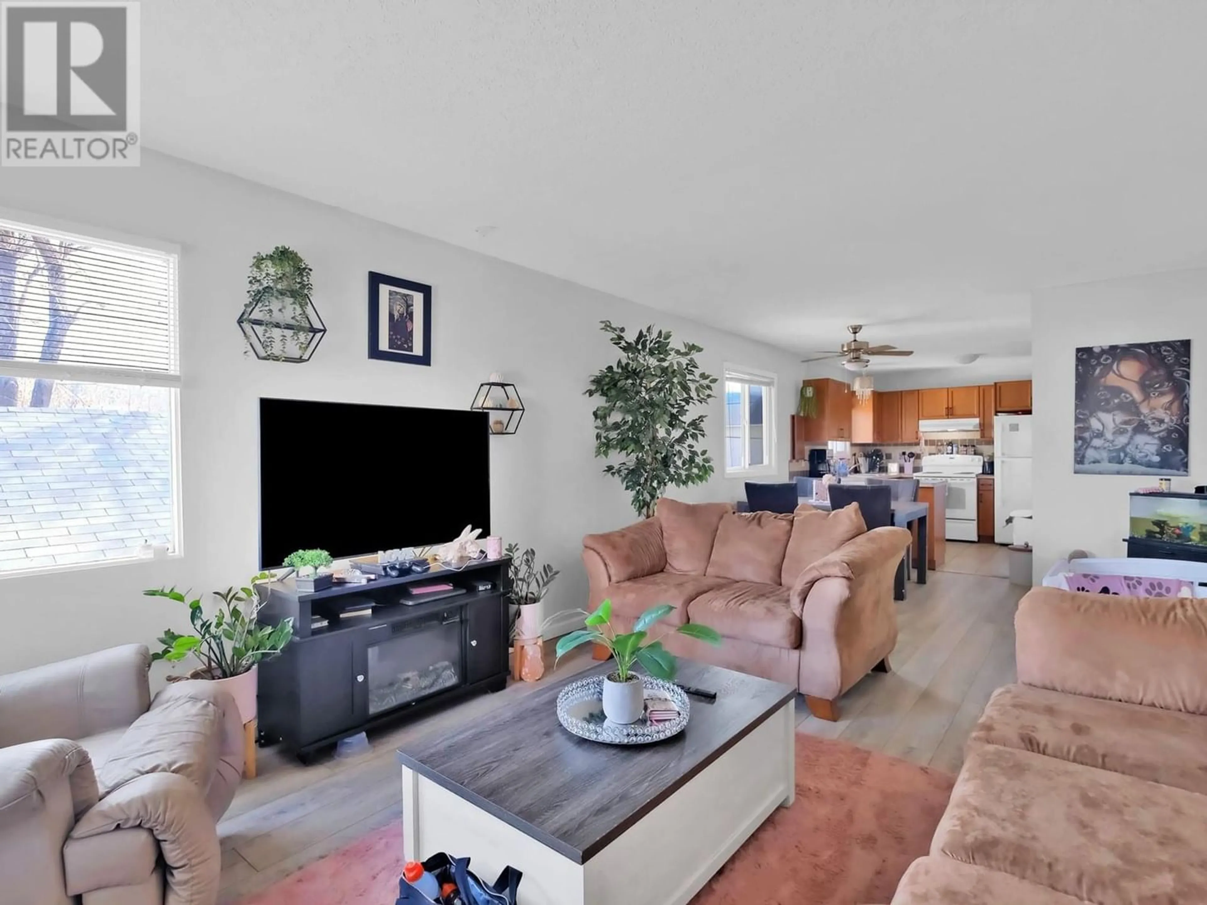 Living room with furniture, unknown for 654 WADE AVENUE WEST, Penticton British Columbia V2A1V7