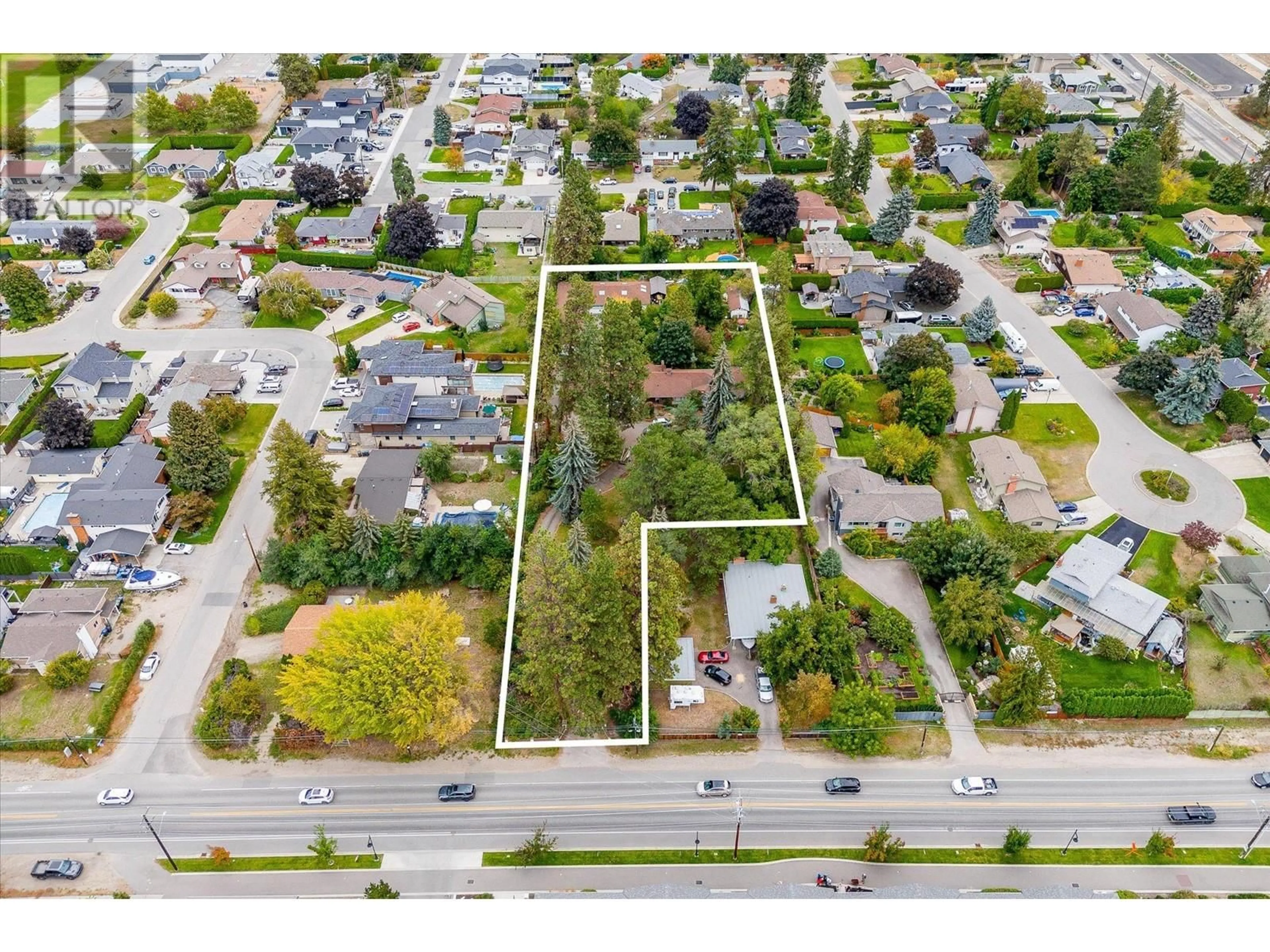 A pic from outside/outdoor area/front of a property/back of a property/a pic from drone, street for 4377 LAKESHORE ROAD, Kelowna British Columbia V1W1W6