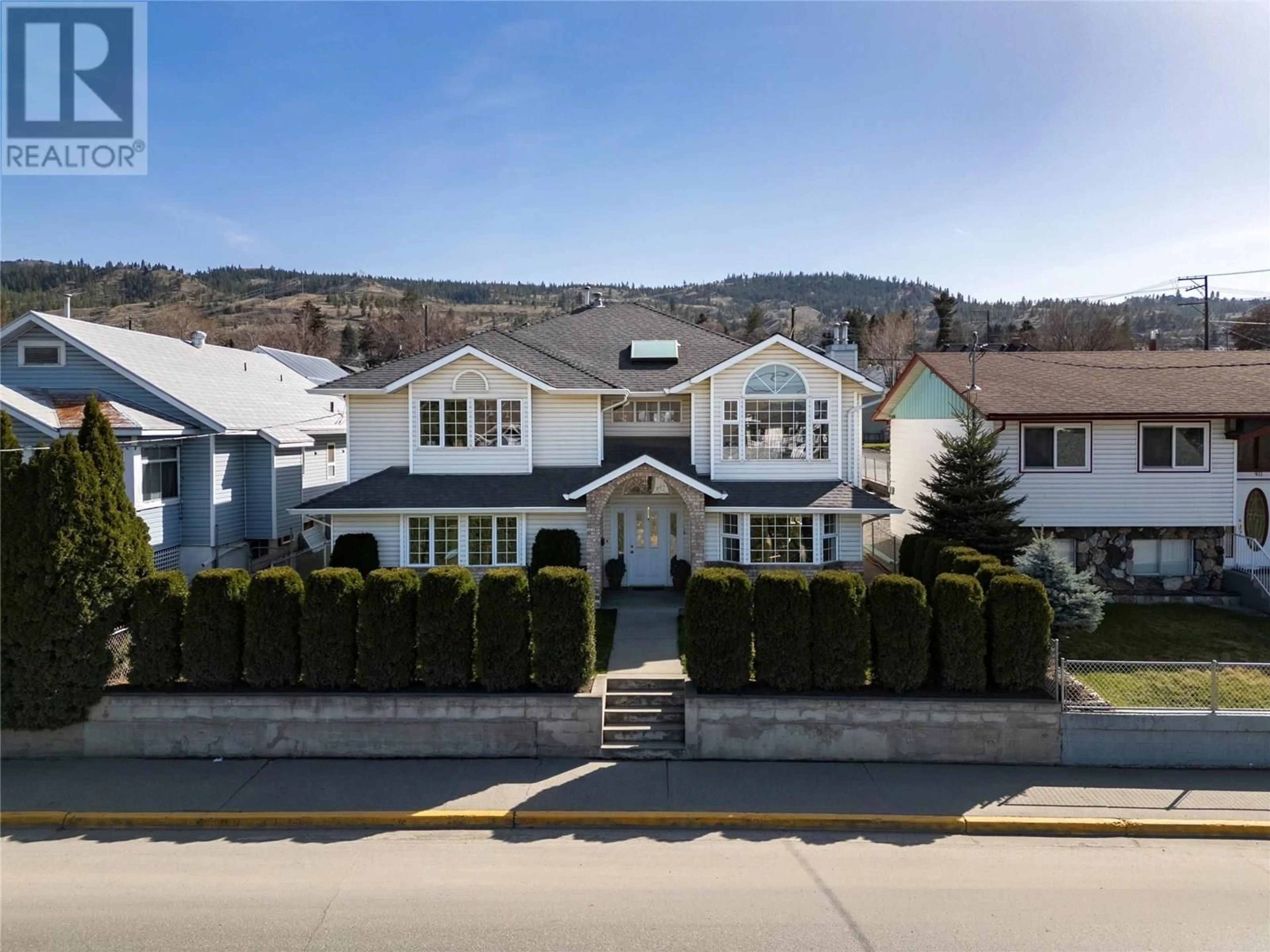 A pic from outside/outdoor area/front of a property/back of a property/a pic from drone, street for 921 COLUMBIA STREET, Kamloops British Columbia V2C2V8