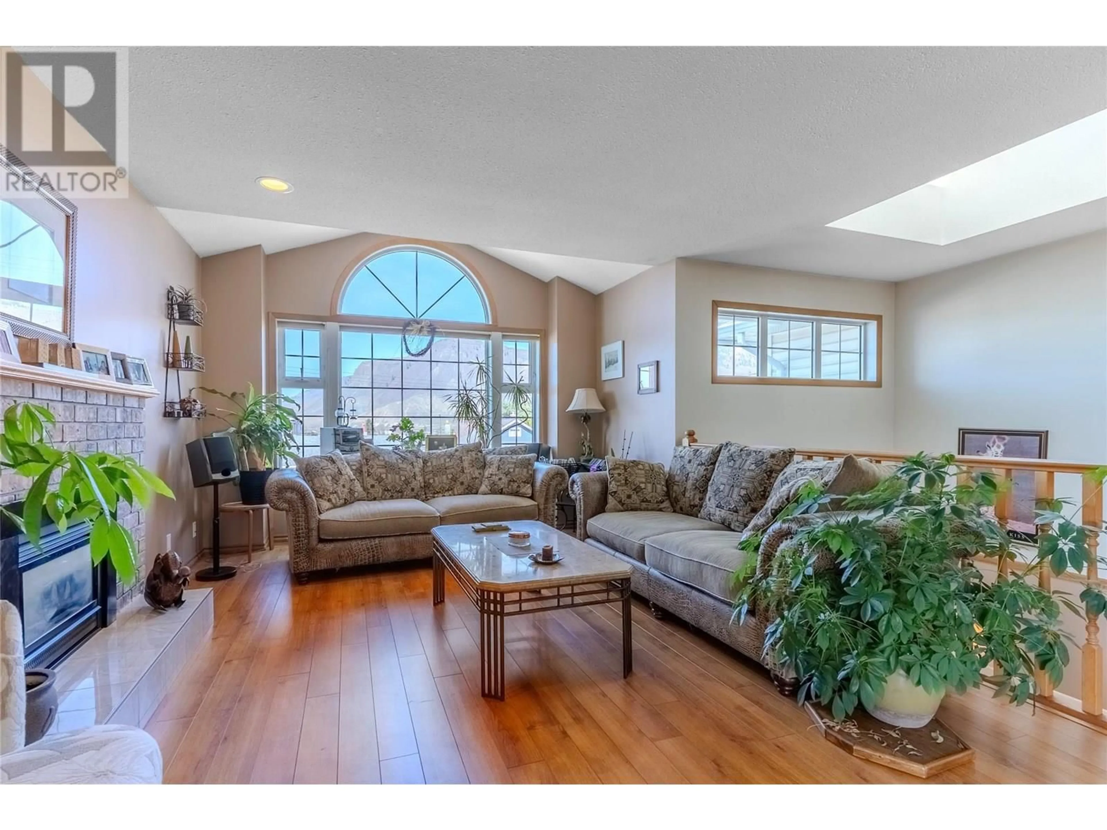 Living room with furniture, unknown for 921 COLUMBIA STREET, Kamloops British Columbia V2C2V8