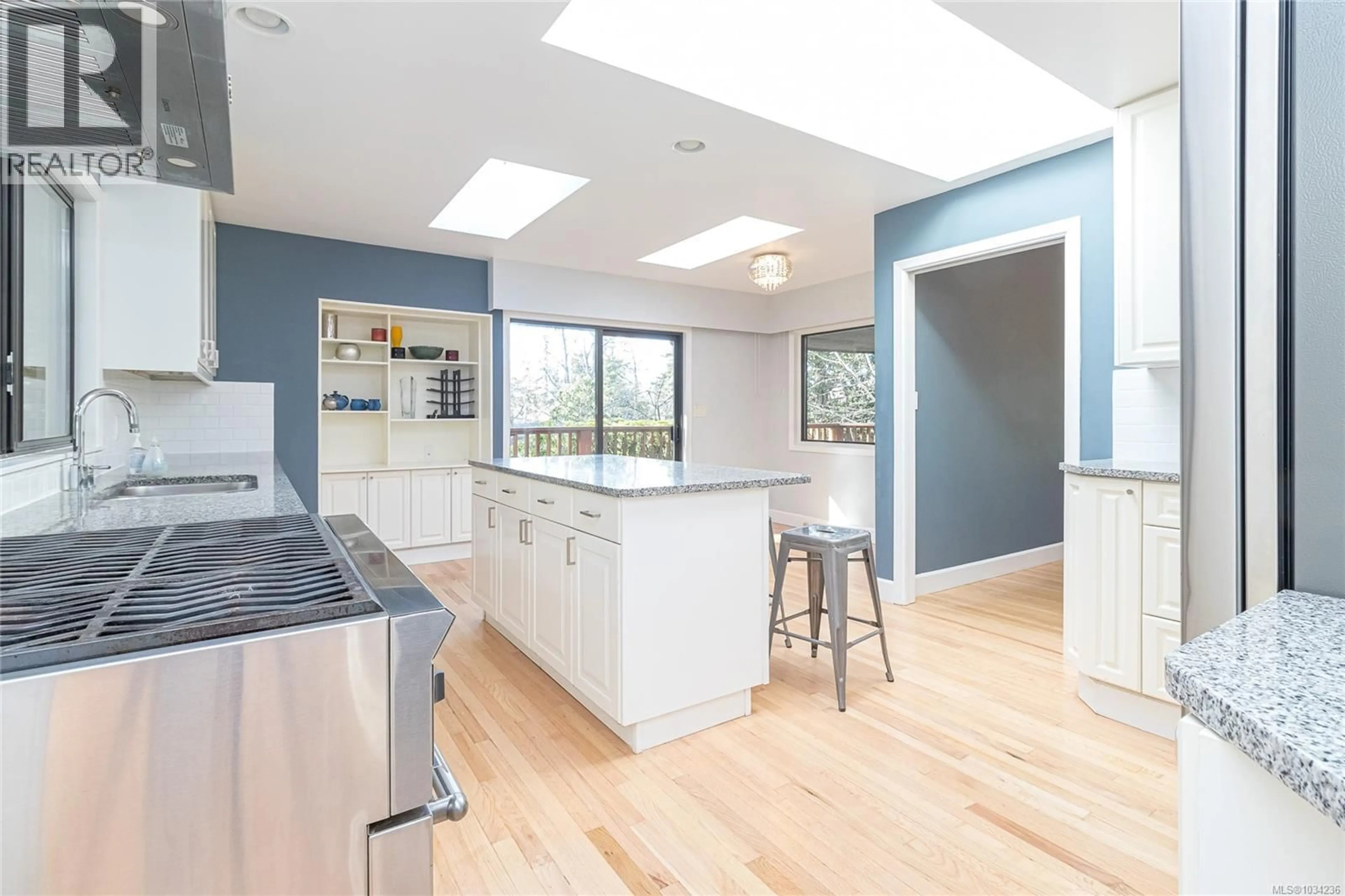 Open concept kitchen, unknown for 2660 MACDONALD DRIVE EAST, Saanich British Columbia V8N1X9