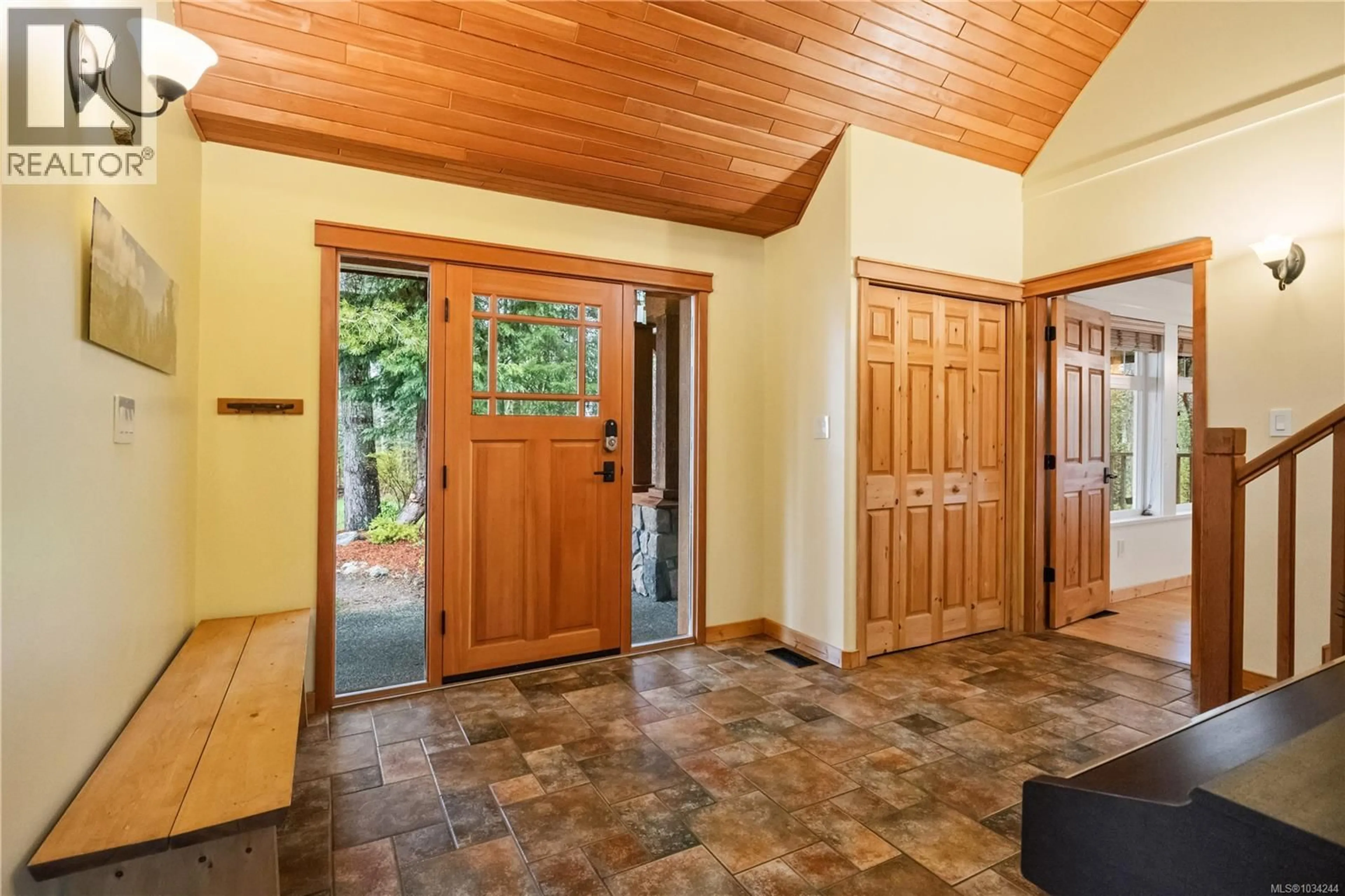 Indoor entryway for 583 NATURE PARK DRIVE, Campbell River British Columbia V9W7Z9
