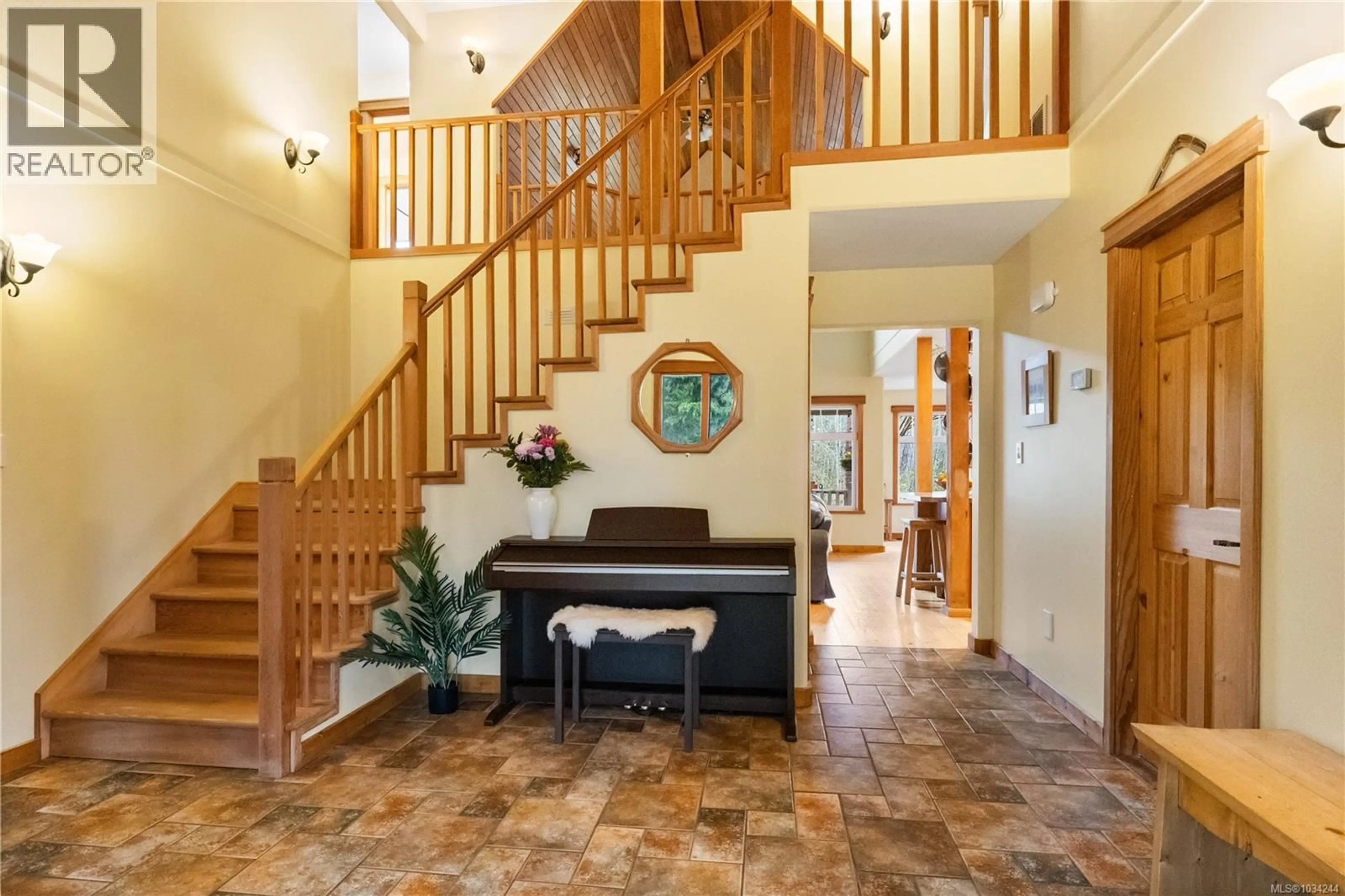 Indoor foyer for 583 NATURE PARK DRIVE, Campbell River British Columbia V9W7Z9