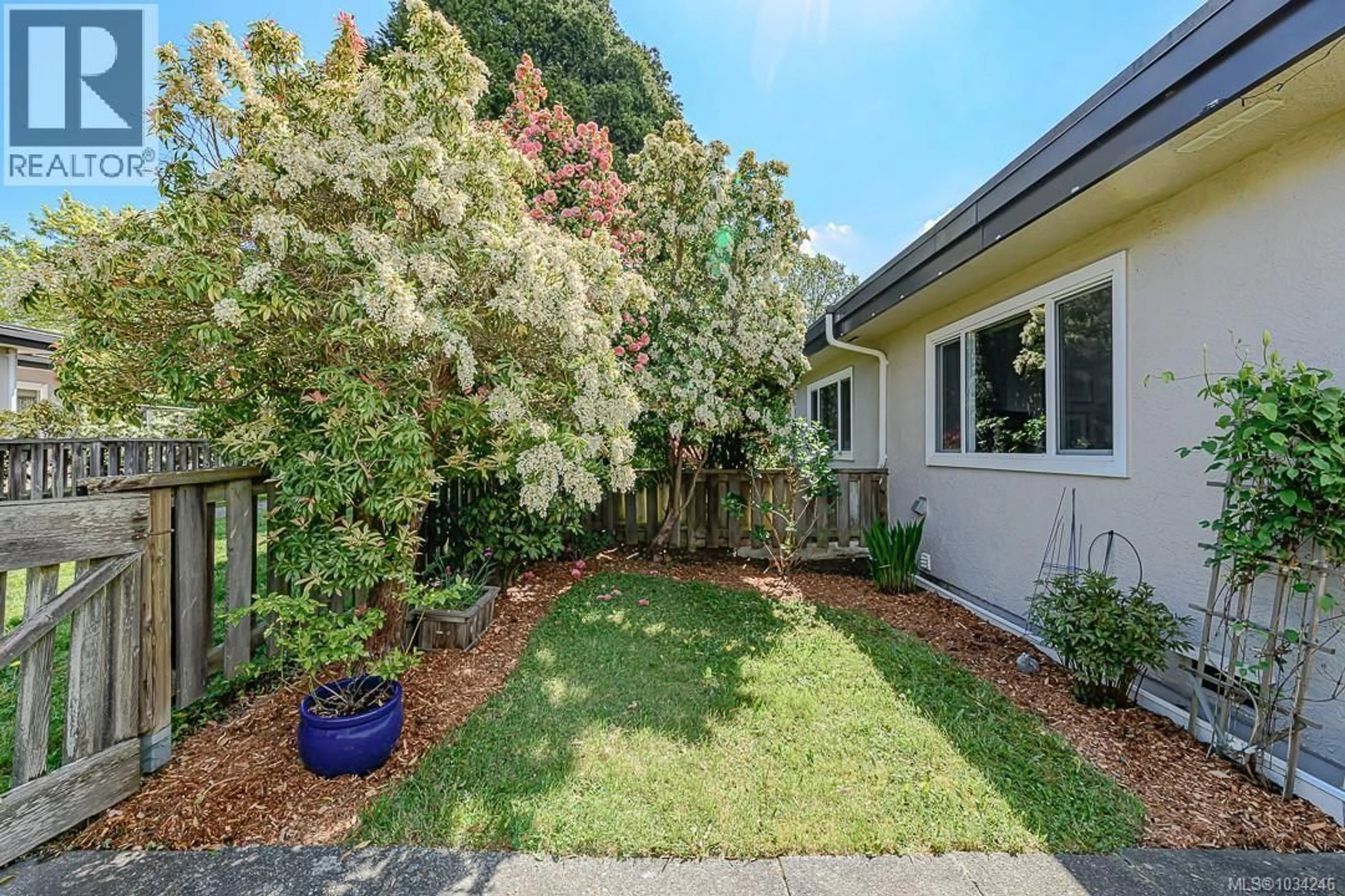 Patio, street for 23 - 3060 HARRIET ROAD, Saanich British Columbia V9A1T5