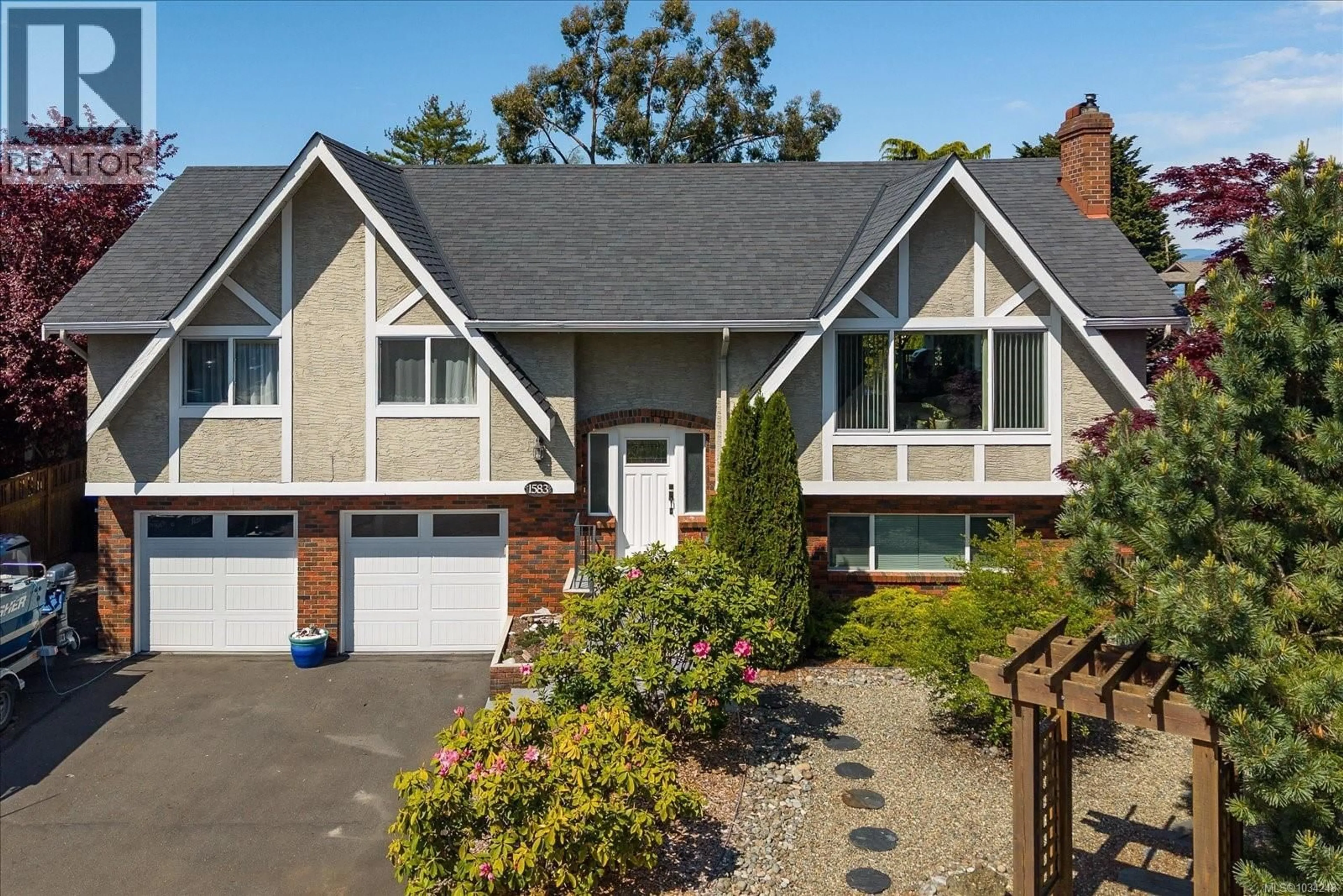 Home with vinyl exterior material, street for 1583 JUAN DE FUCA BOULEVARD, Parksville British Columbia V9P1Y2