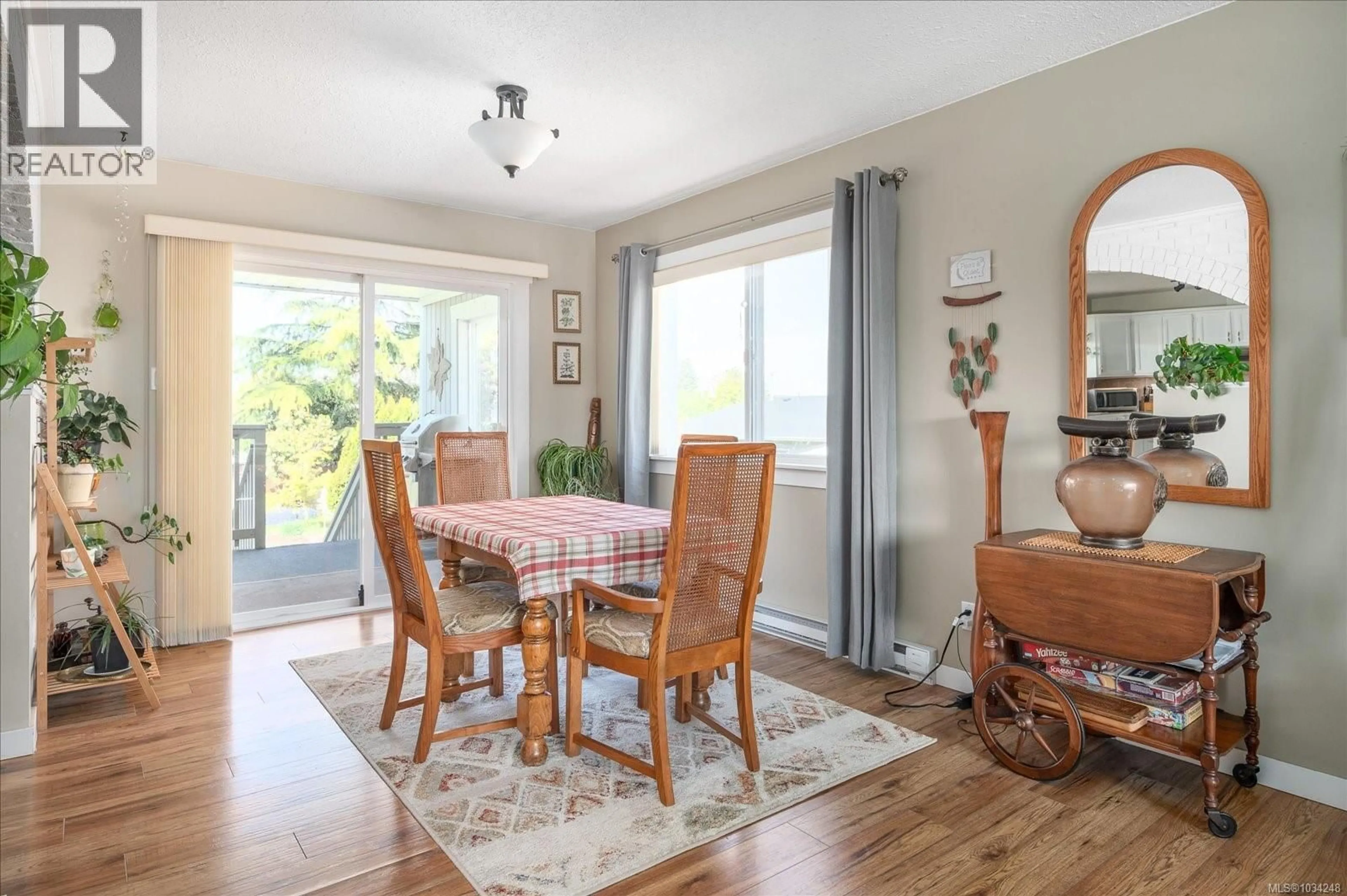 Dining room, wood/laminate floor for 1583 JUAN DE FUCA BOULEVARD, Parksville British Columbia V9P1Y2