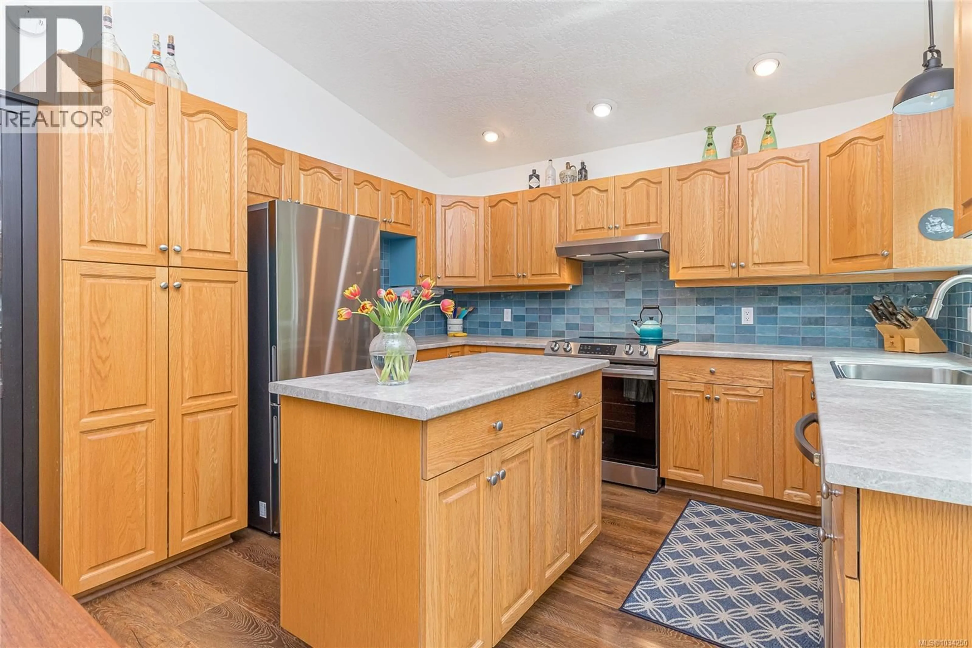 Open concept kitchen, unknown for 726 PARK PLACE, Duncan British Columbia V9L2J5