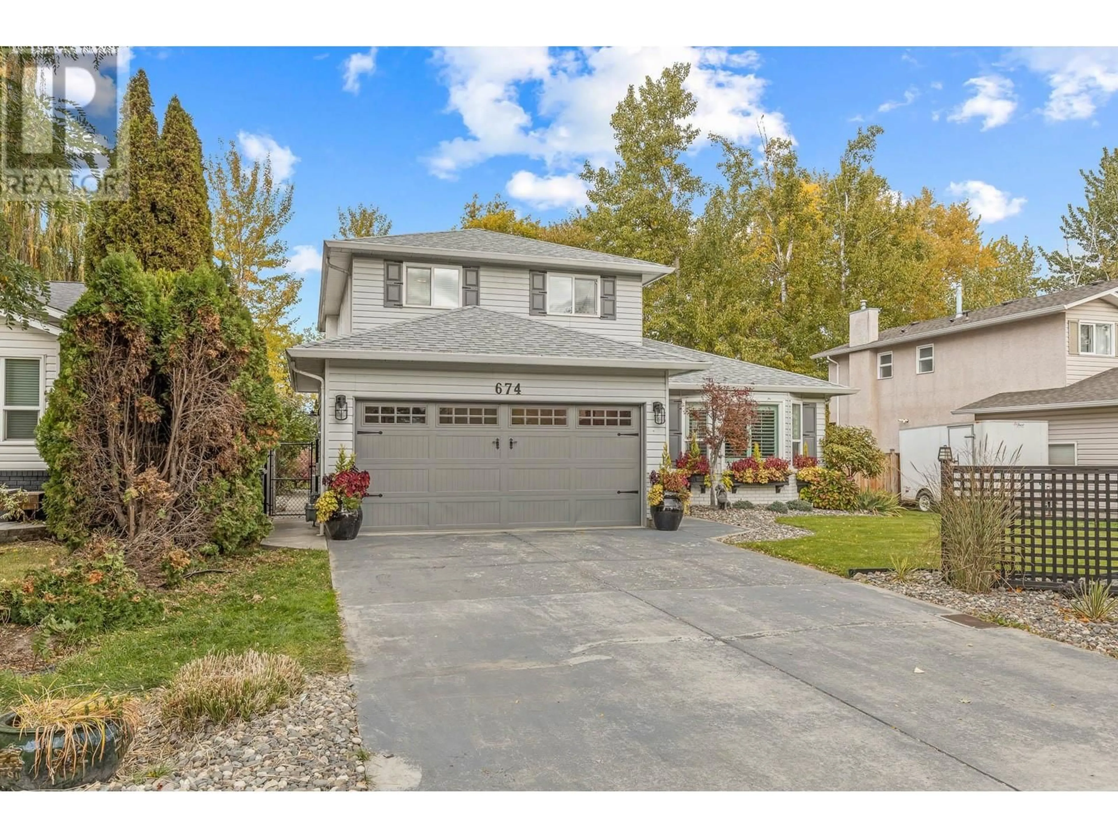 Home with vinyl exterior material, street for 674 COOK ROAD, Kelowna British Columbia V1W3G7