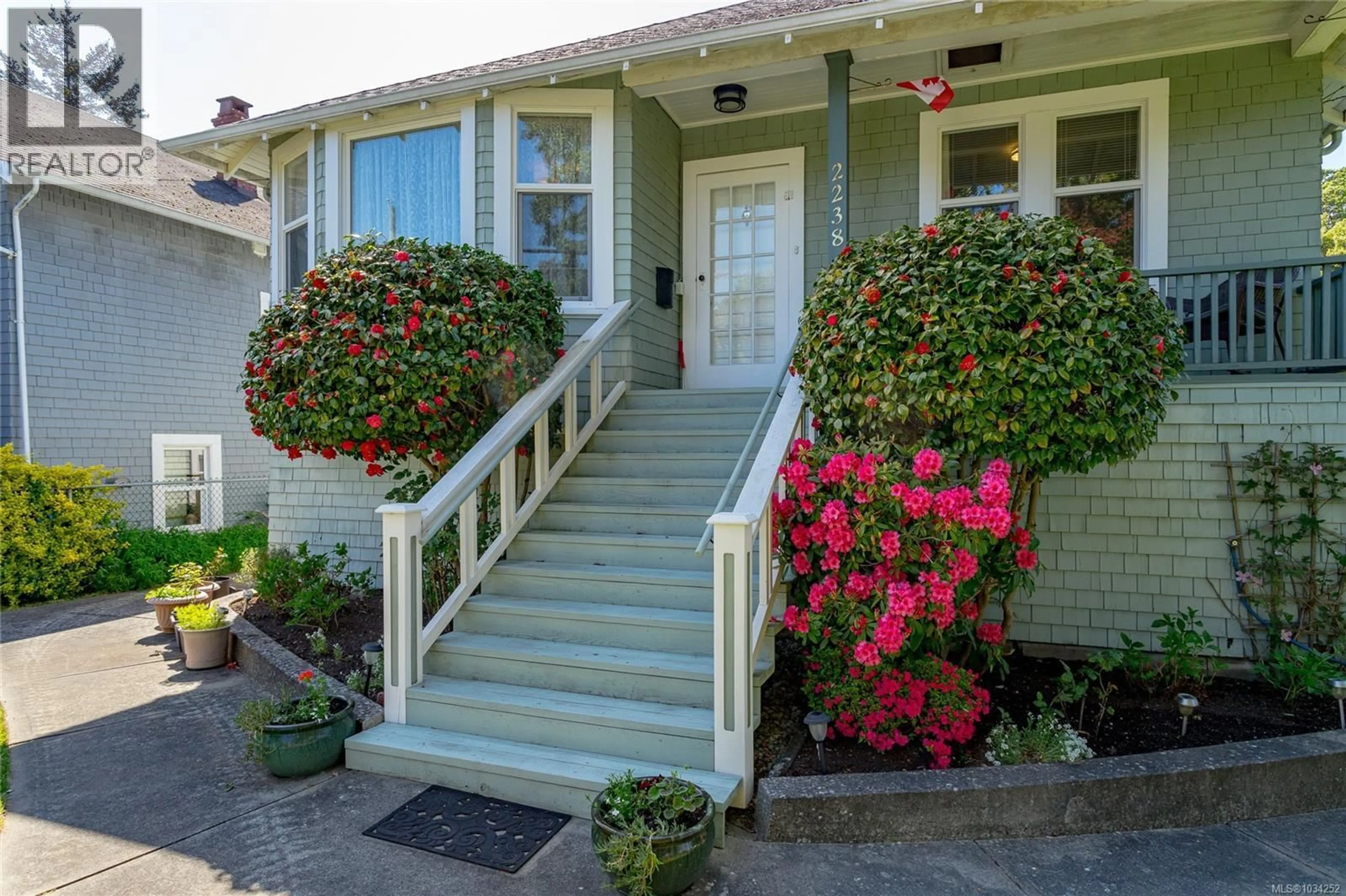 Indoor entryway for 2238 SHAKESPEARE STREET, Victoria British Columbia V8R4G1