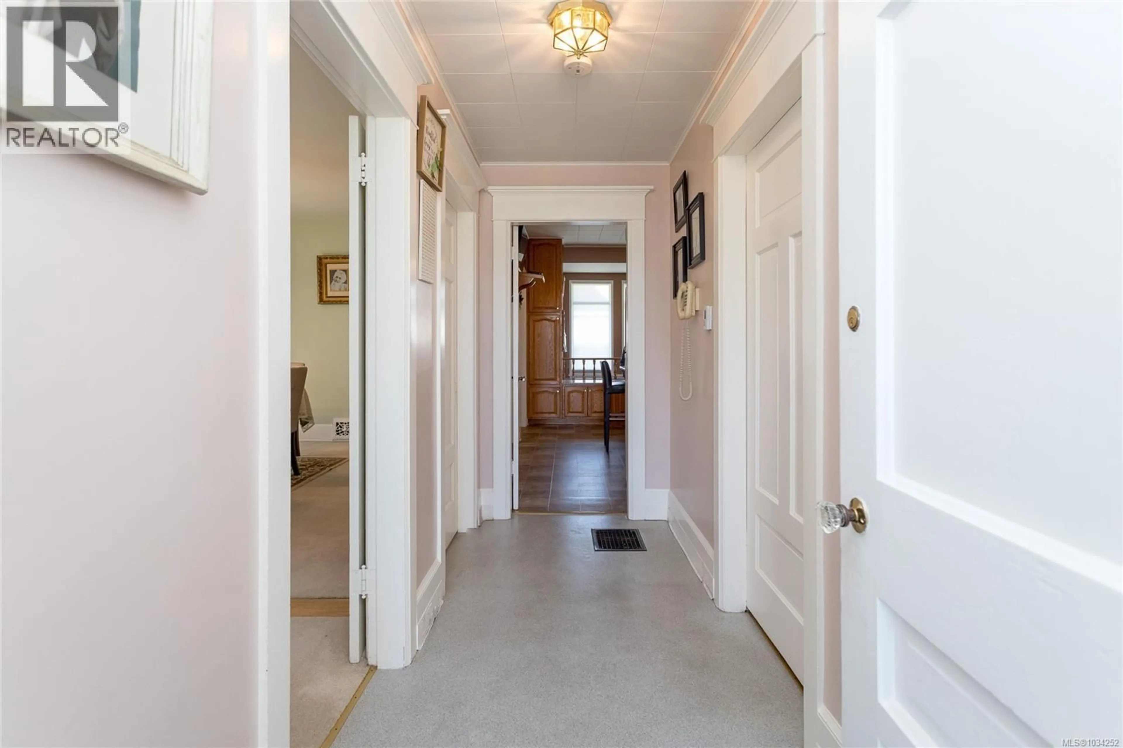 Indoor foyer for 2238 SHAKESPEARE STREET, Victoria British Columbia V8R4G1