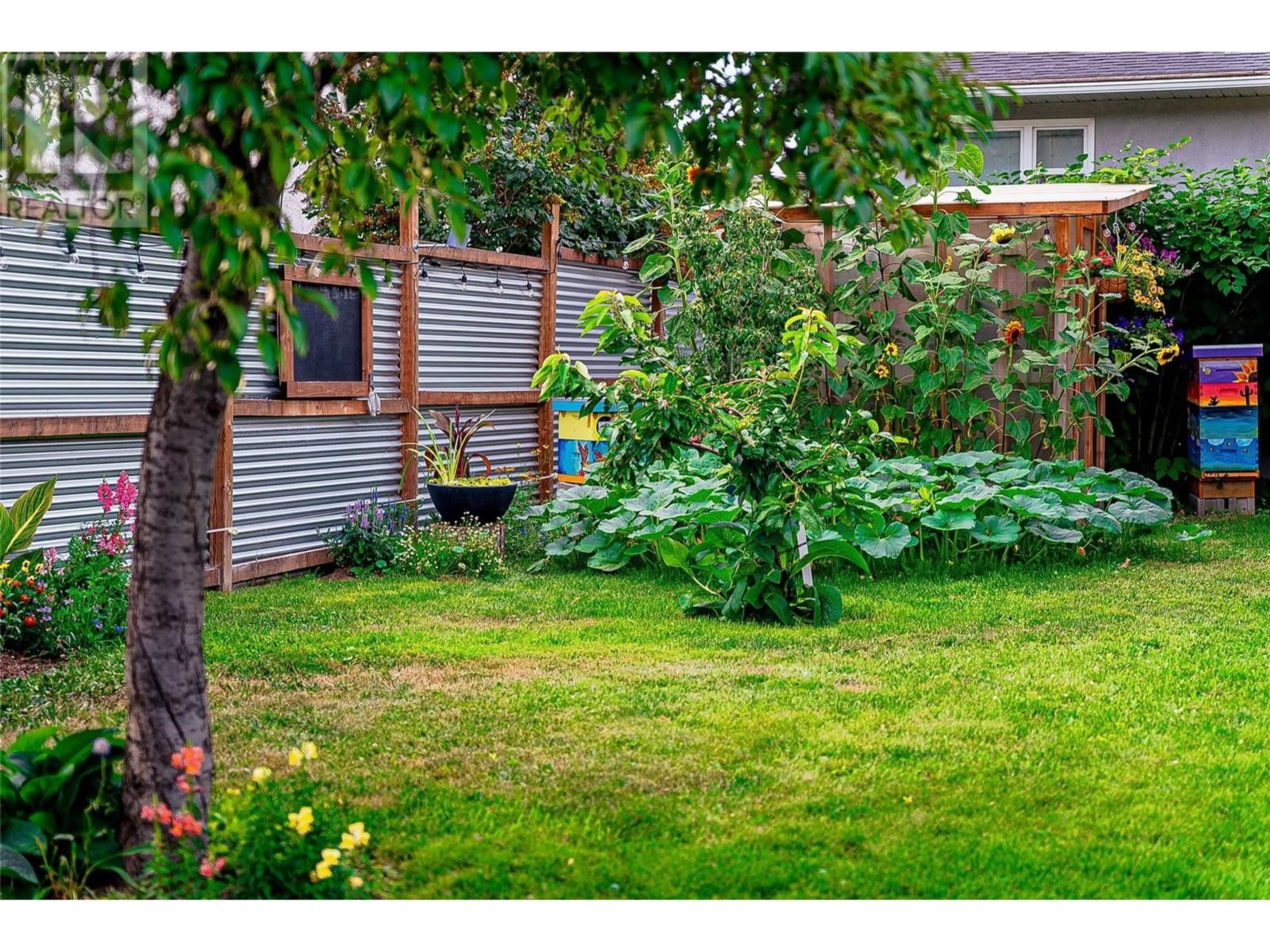 Patio, street for 2475 GLENVIEW AVENUE, Kamloops British Columbia V2B4L5