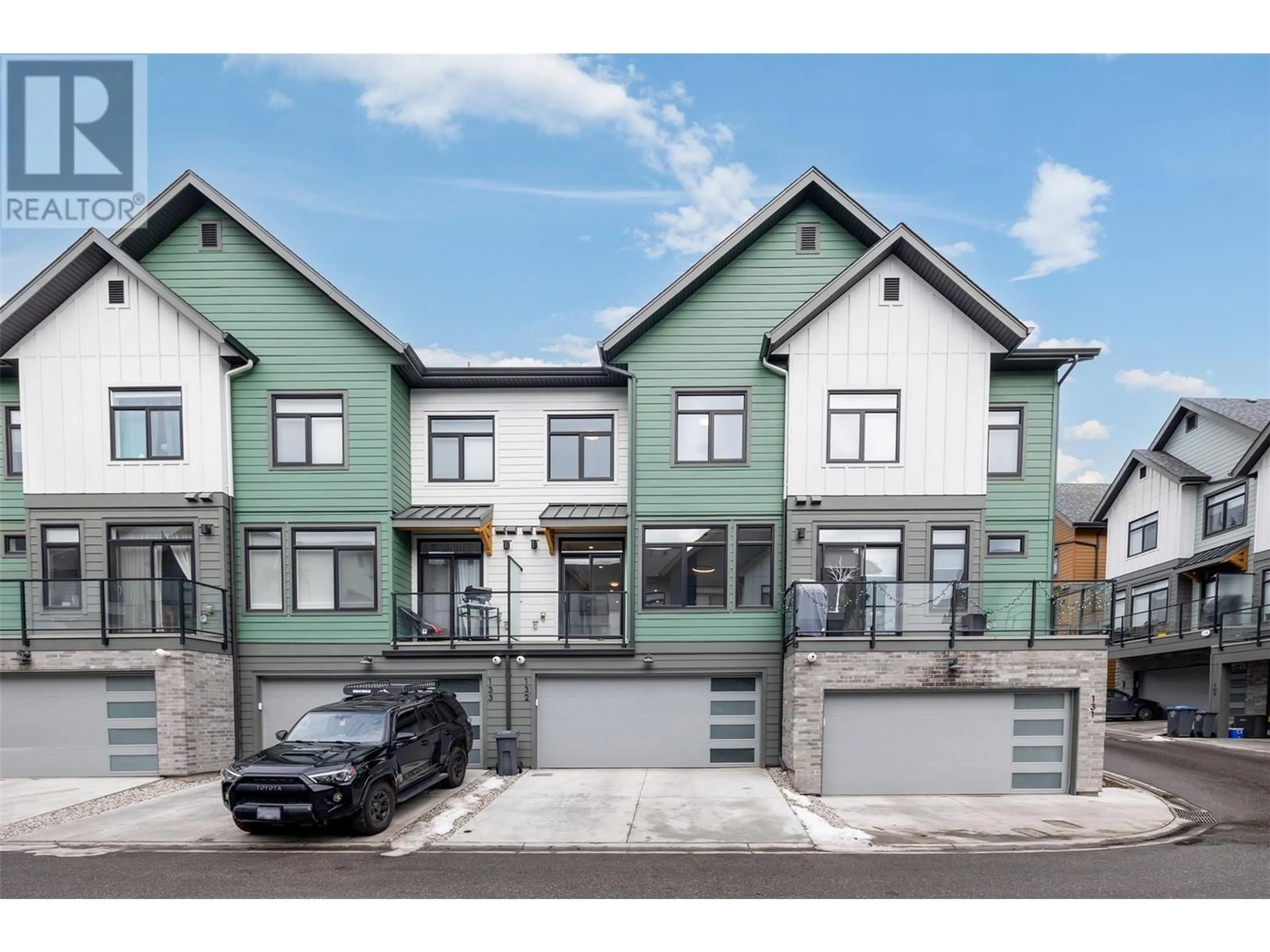 Home with vinyl exterior material, street for 132 - 1435 CARA GLEN COURT, Kelowna British Columbia V1V0G1