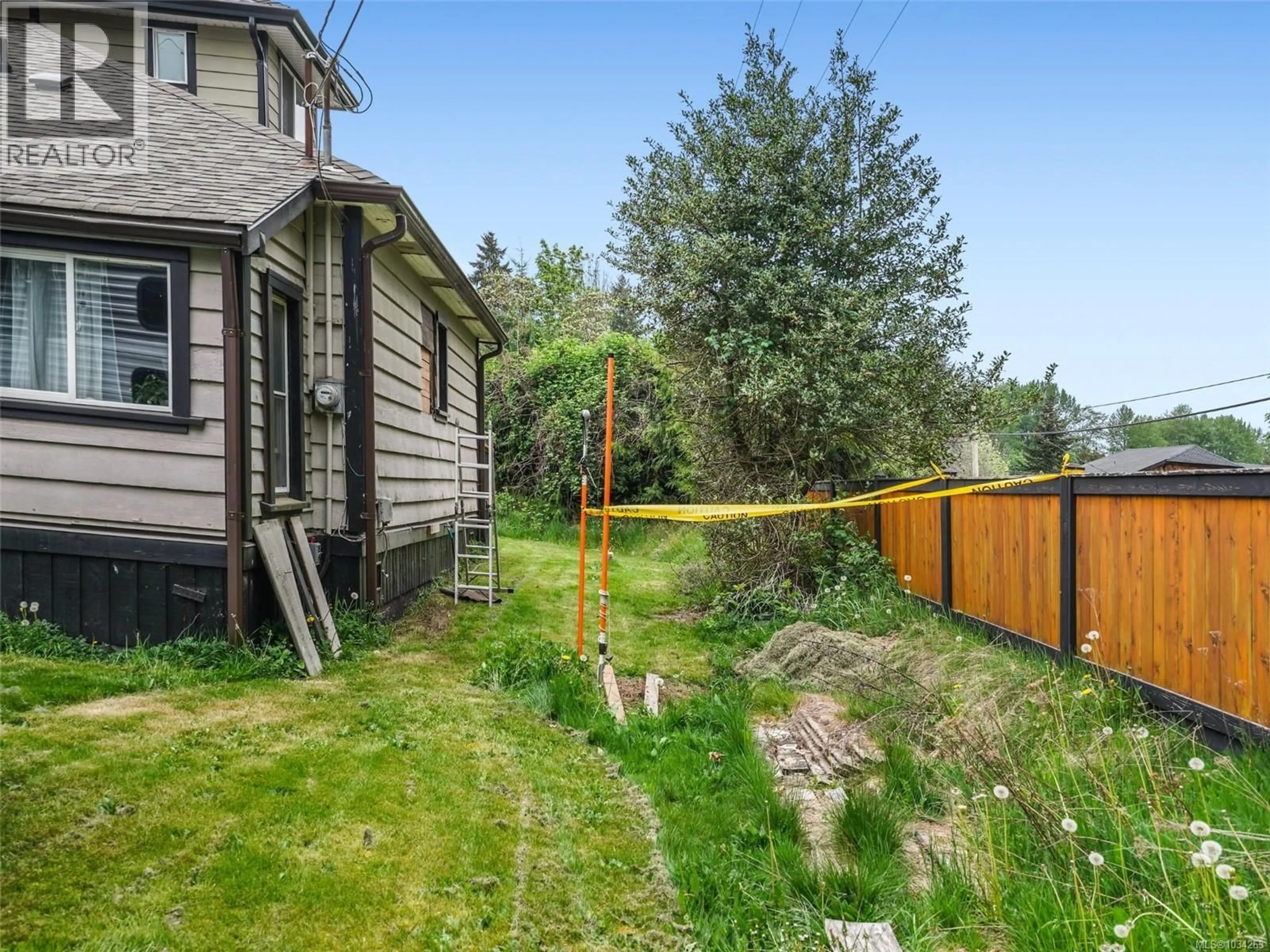 A pic from outside/outdoor area/front of a property/back of a property/a pic from drone, unknown for 6829 FIRST STREET, Honeymoon Bay British Columbia V0R1Y0