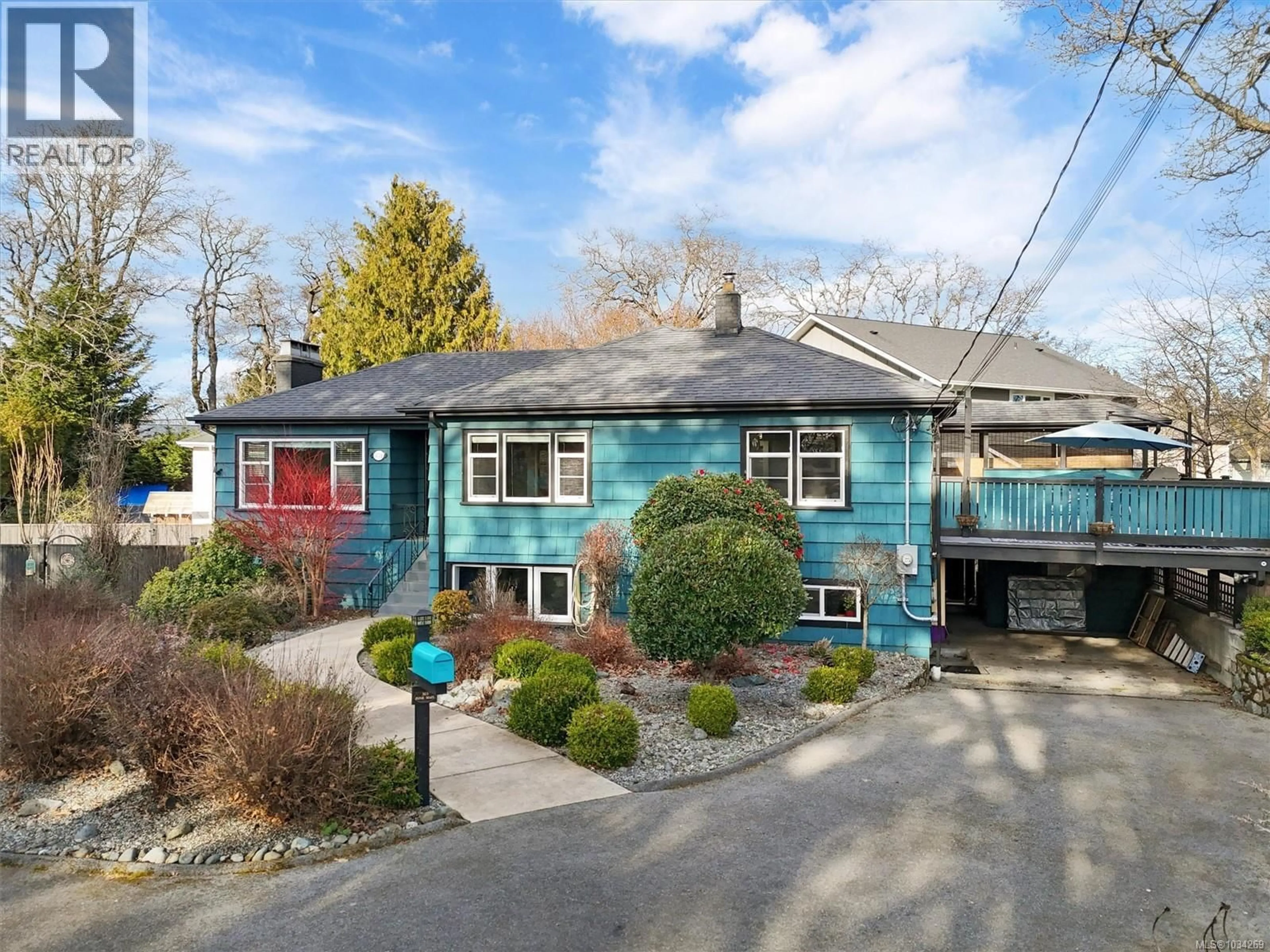 Home with vinyl exterior material, street for 3771 WINSTON CRESCENT, Saanich British Columbia V8X1S2