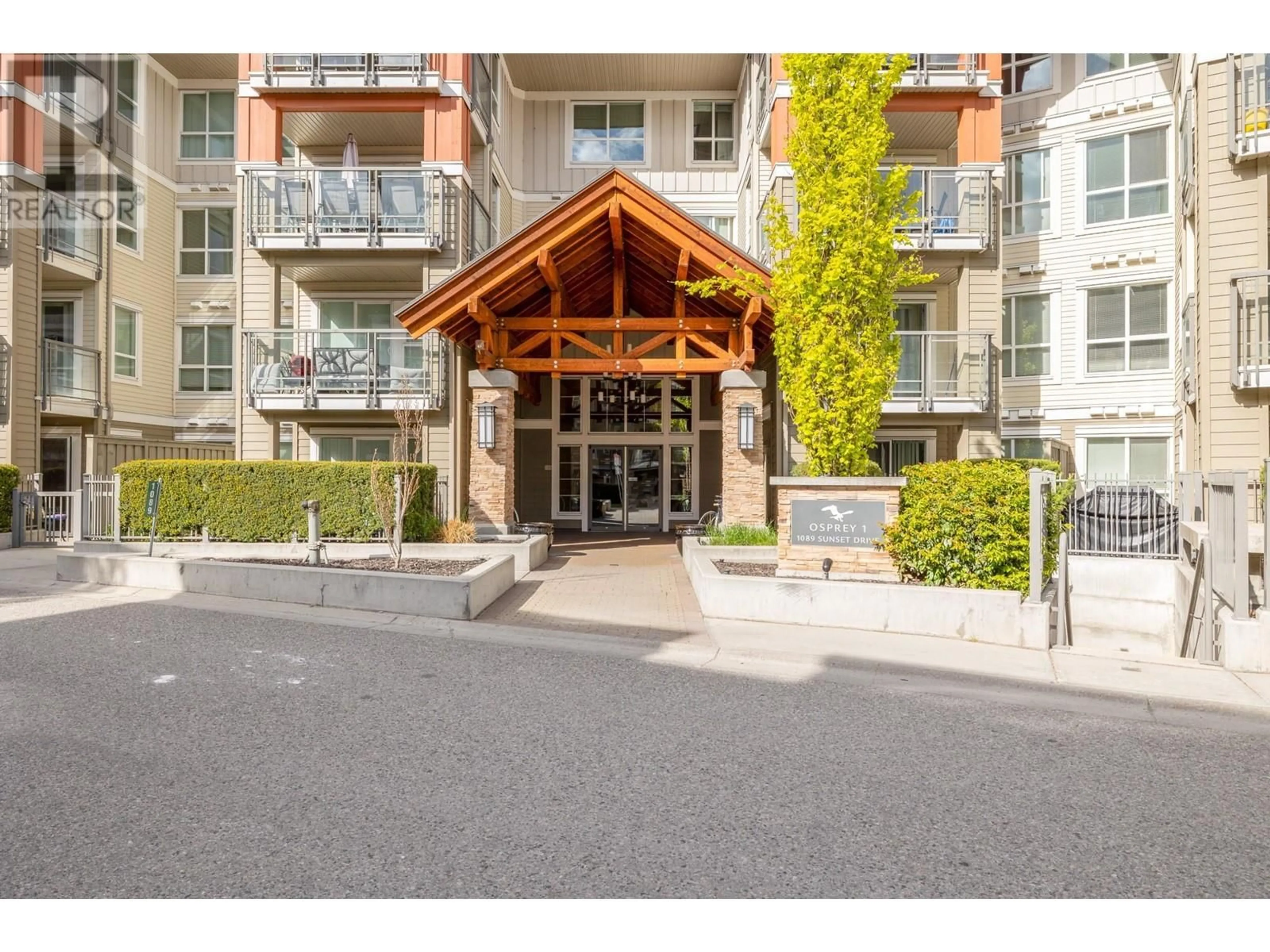 Indoor foyer for 407 - 1089 SUNSET DRIVE, Kelowna British Columbia V1Y9Z3
