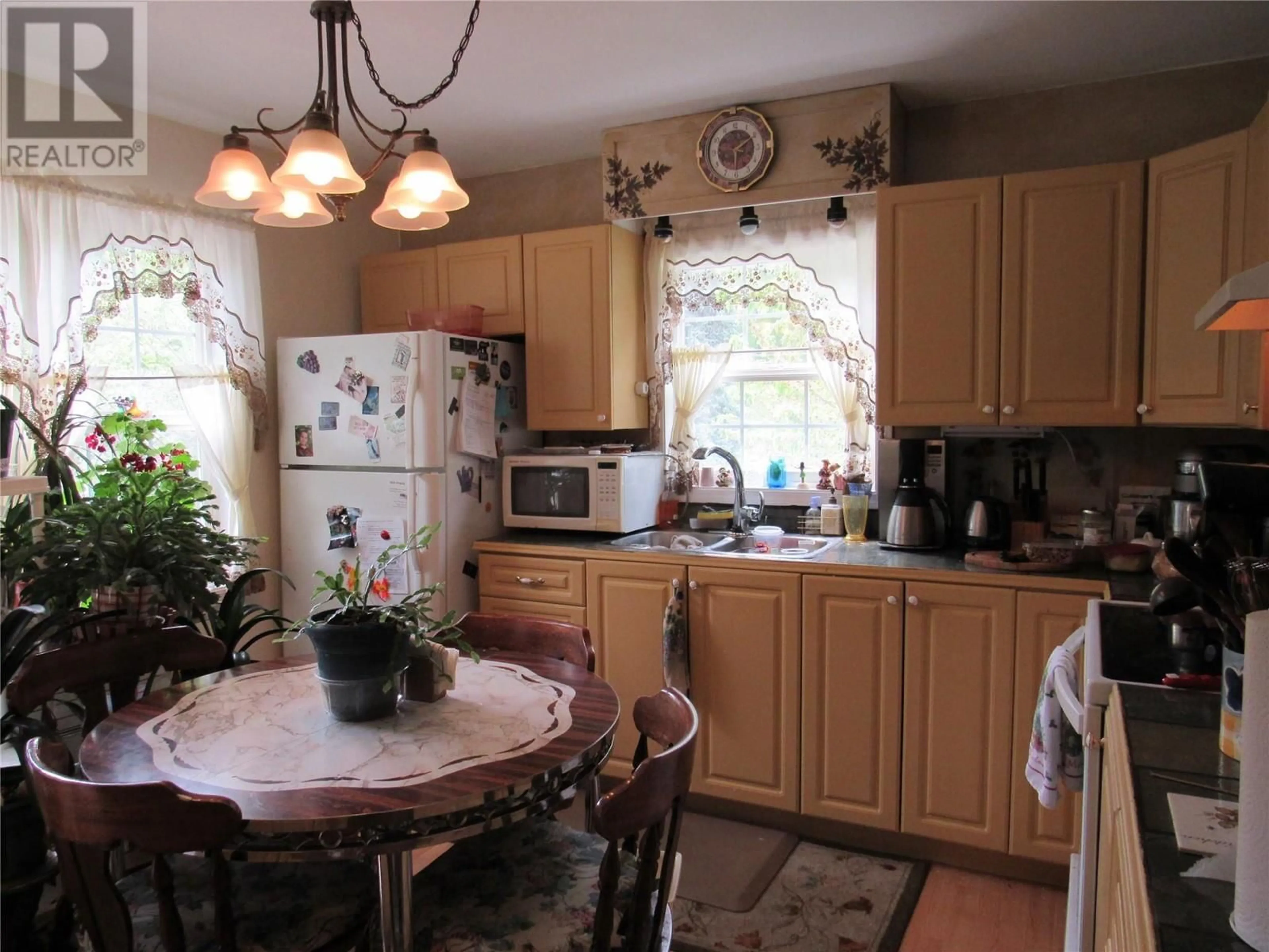 Standard kitchen, unknown for 813 11TH STREET, Castlegar British Columbia V1N2J7