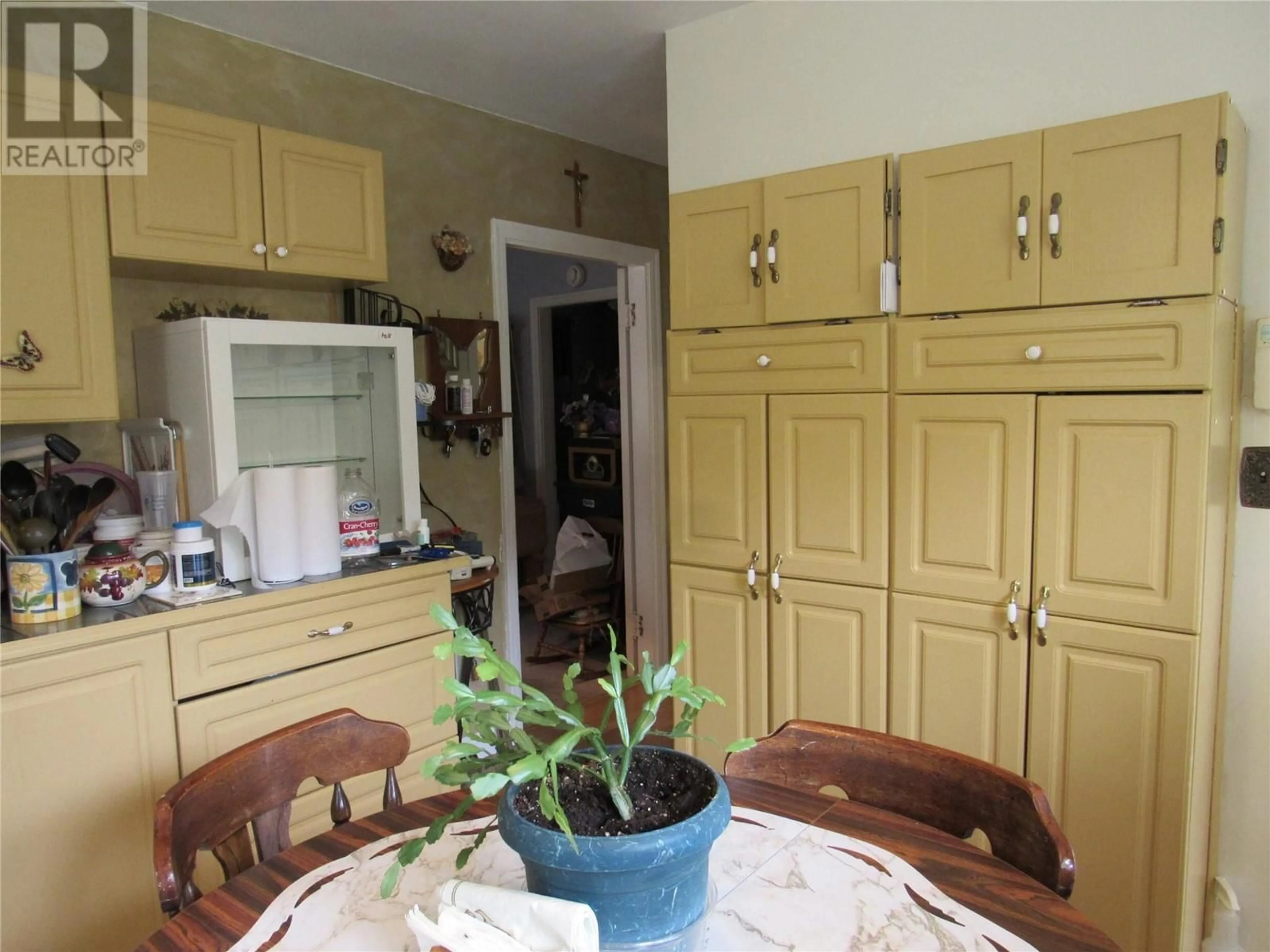 Standard kitchen, unknown for 813 11TH STREET, Castlegar British Columbia V1N2J7