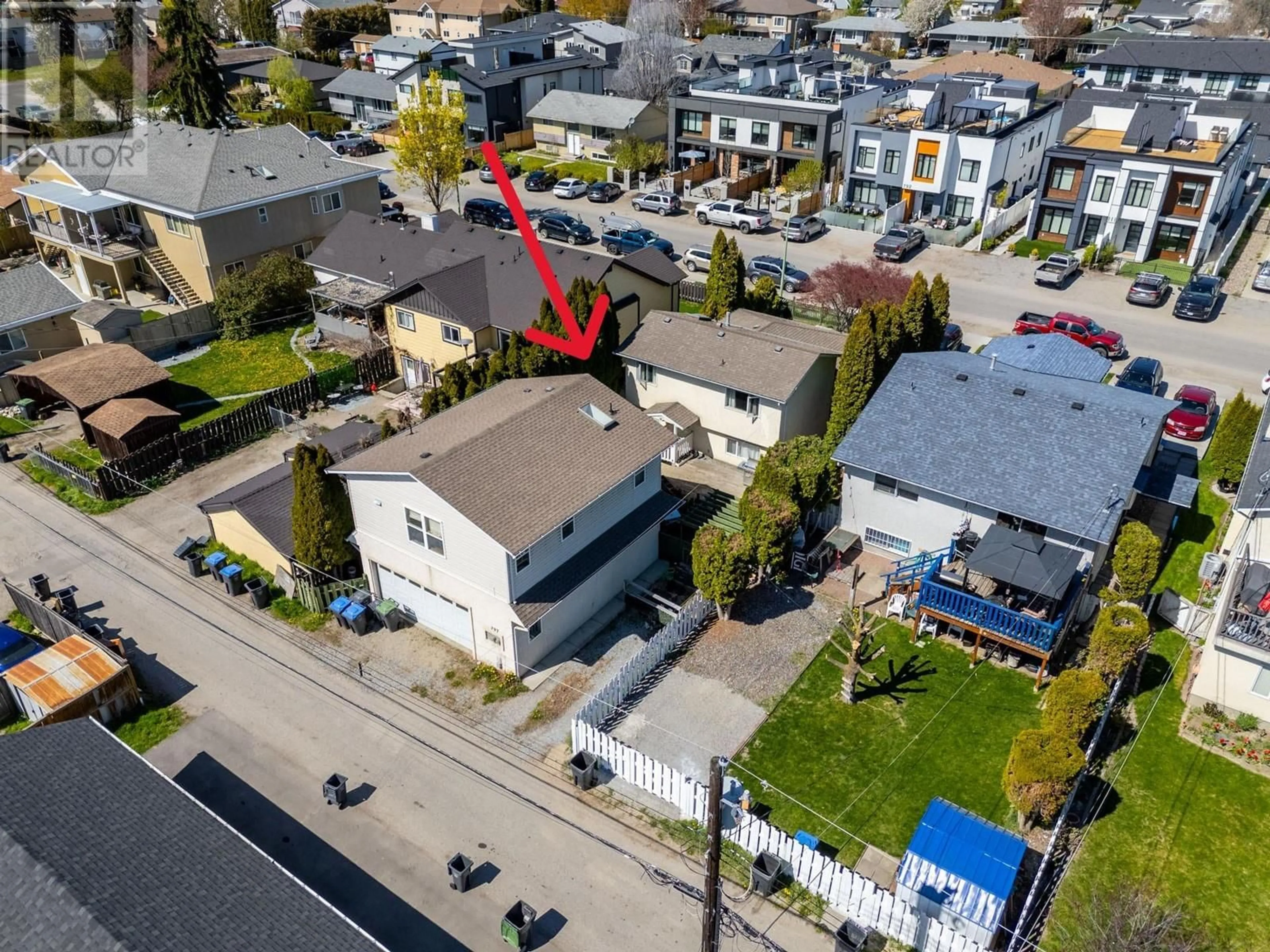 A pic from outside/outdoor area/front of a property/back of a property/a pic from drone, street for 799 MORRISON AVENUE, Kelowna British Columbia V1Y5E6