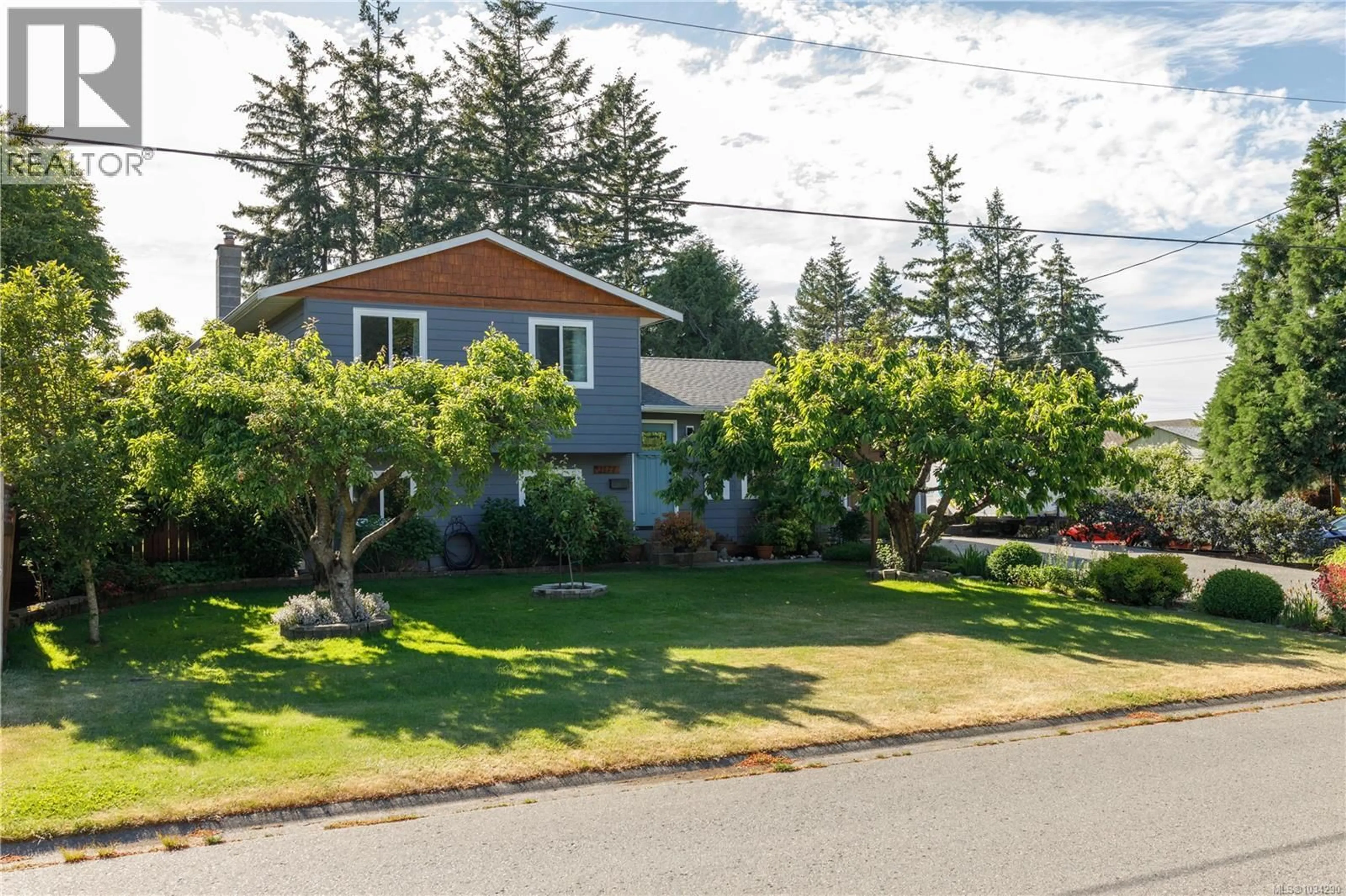 A pic from outside/outdoor area/front of a property/back of a property/a pic from drone, street for 2177 LANCASHIRE AVENUE, Nanaimo British Columbia V9S5P6