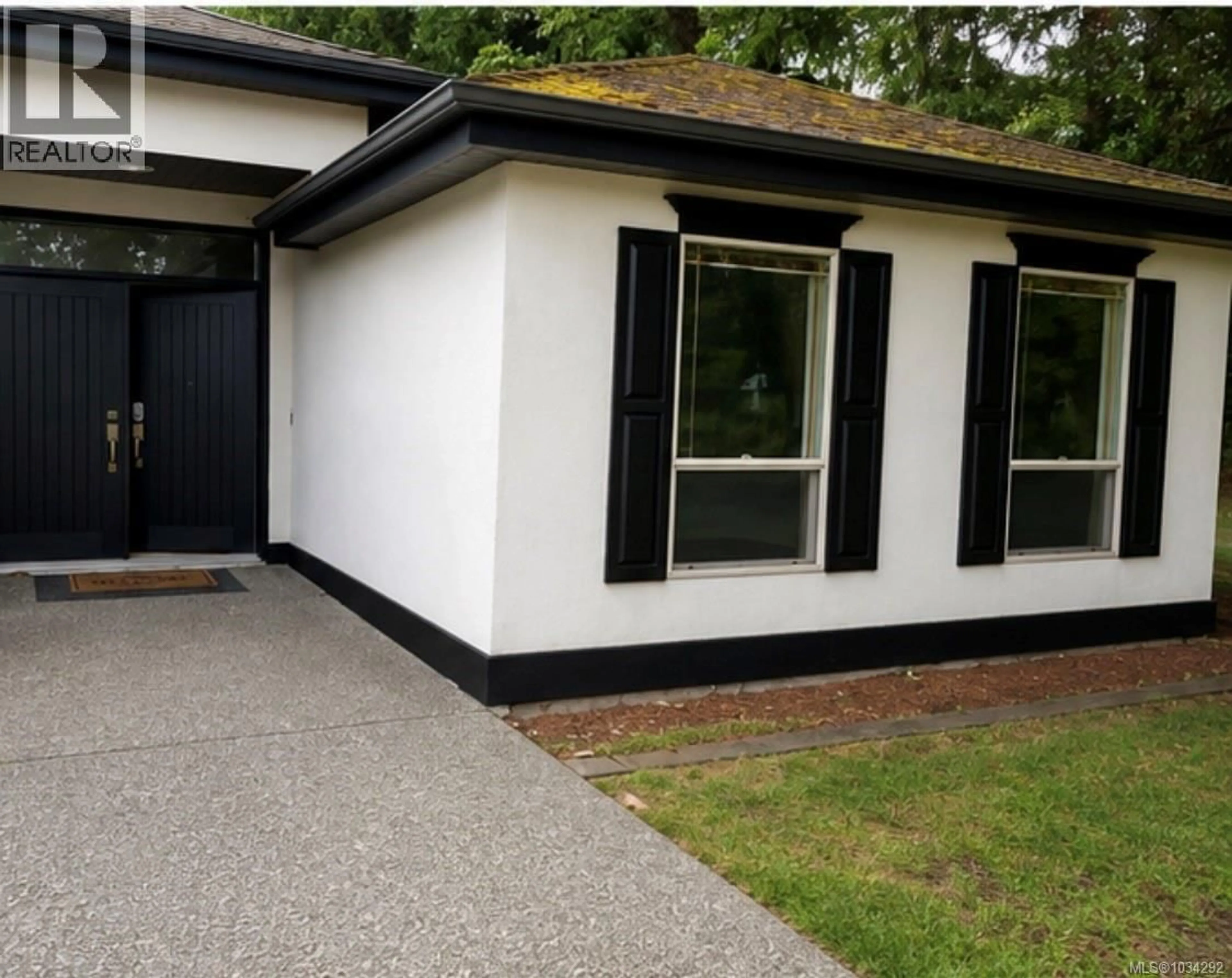 Home with vinyl exterior material, street for 538 ROWAN DRIVE, Qualicum Beach British Columbia V9K1K1