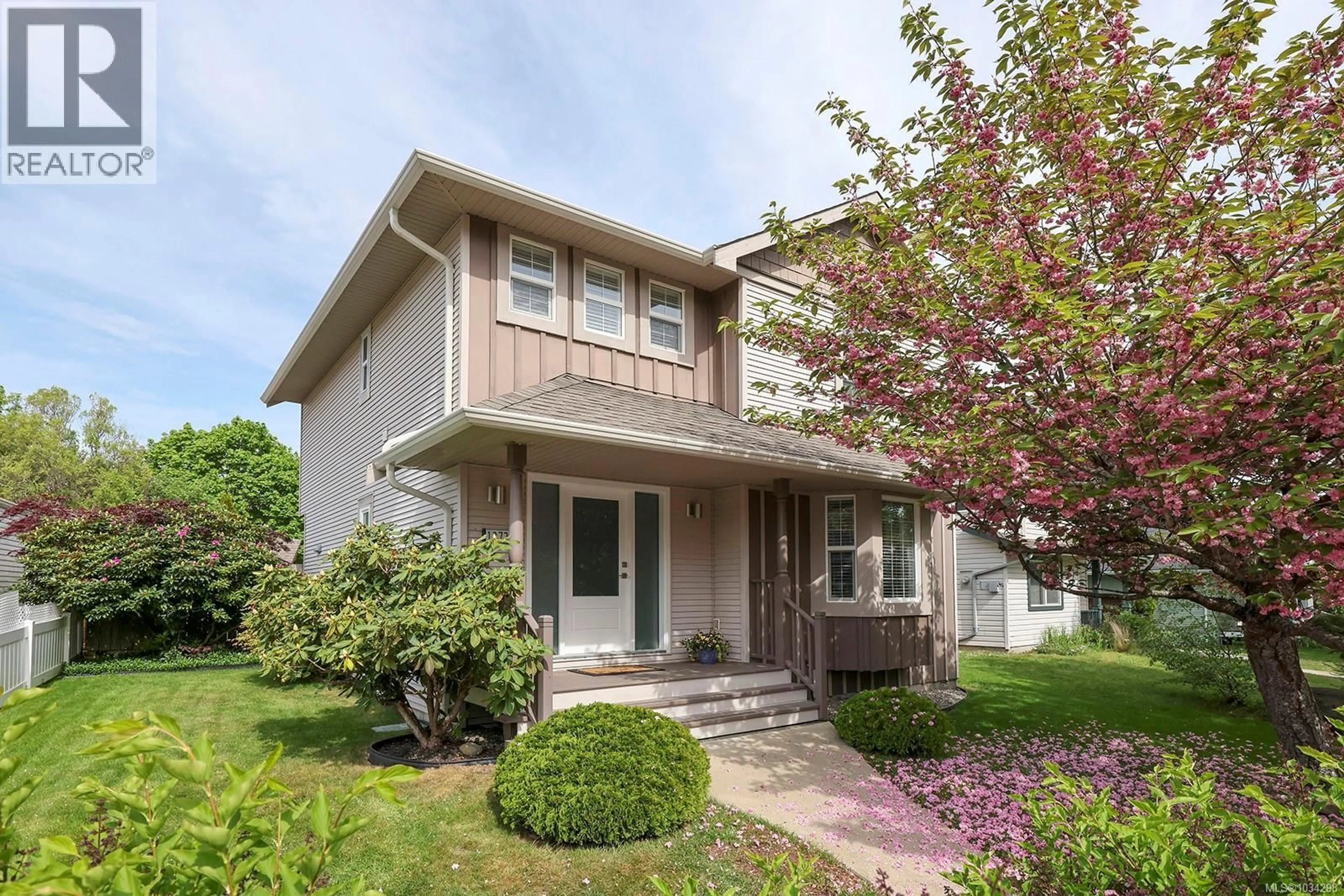 Home with vinyl exterior material, street for 1272 NOEL AVENUE, Comox British Columbia V9M4A3