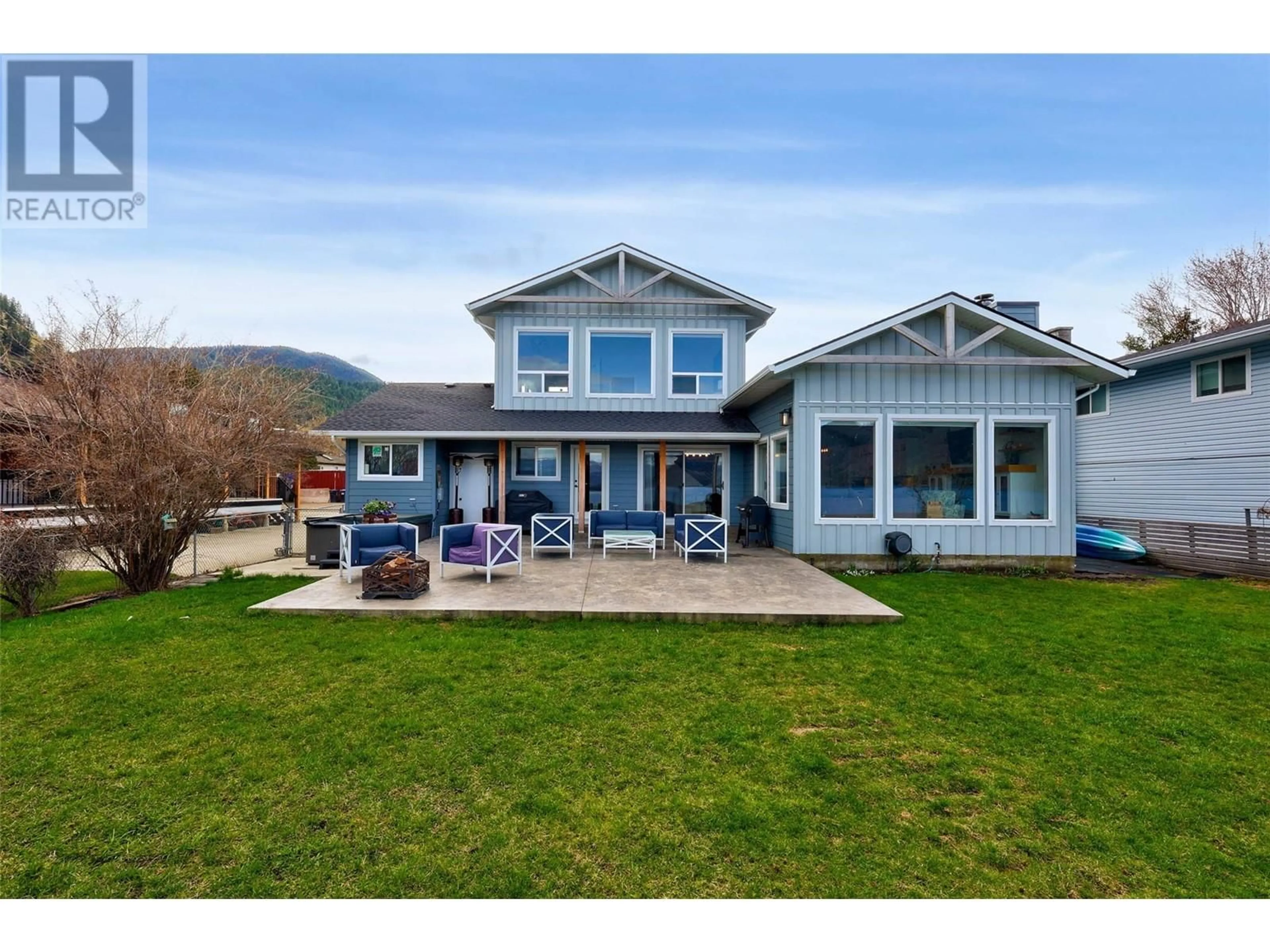 A pic from outside/outdoor area/front of a property/back of a property/a pic from drone, water/lake/river/ocean view for 319 LAKESHORE DRIVE, Chase British Columbia v0e1m0